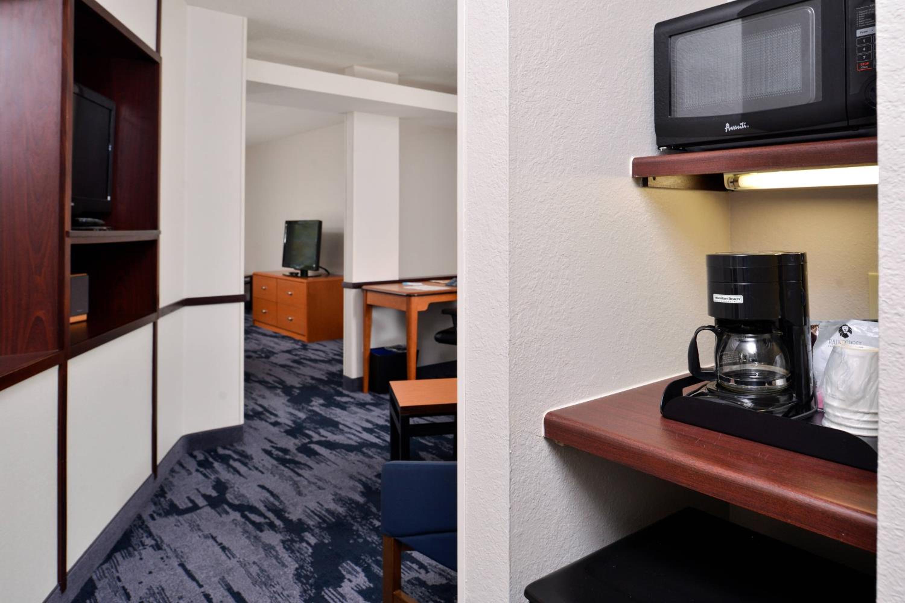 Queen Suite with Two Queen Beds and Sofa Bed - Photo 3