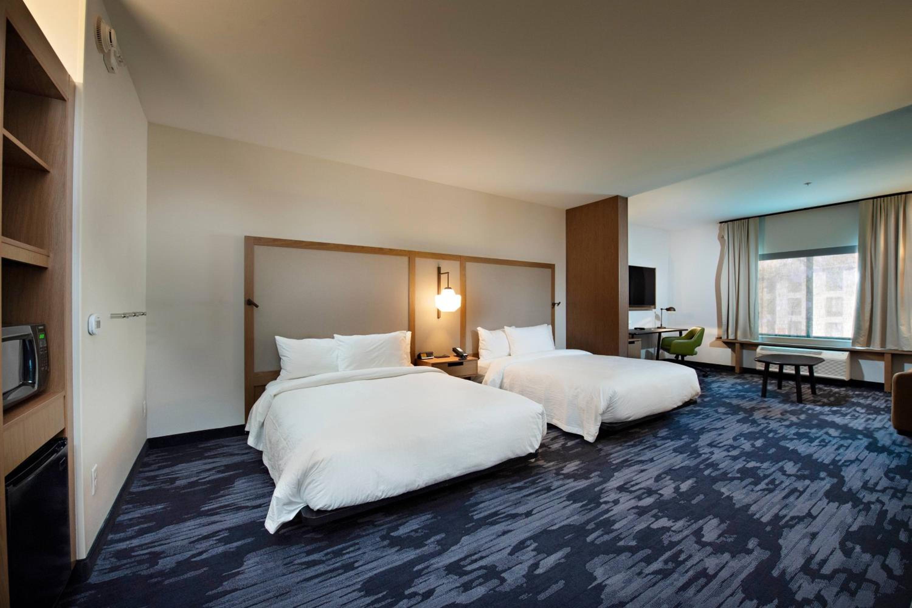 Queen Suite with Two Queen Beds, Bathtub and Sofa Bed - Mobility Access - Photo 1