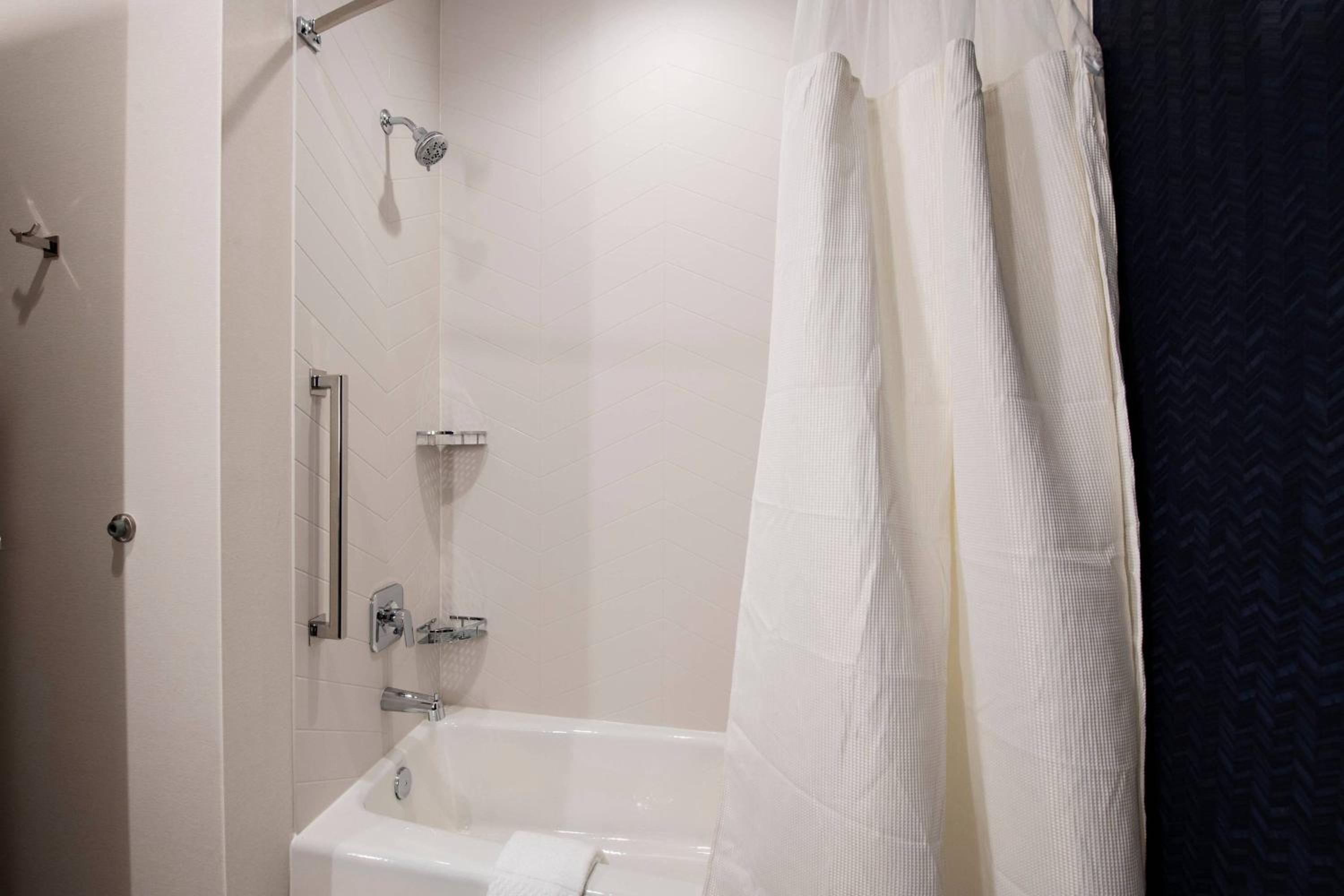 Queen Room with Two Queen Beds and Bathtub - Mobility Access - Photo 2