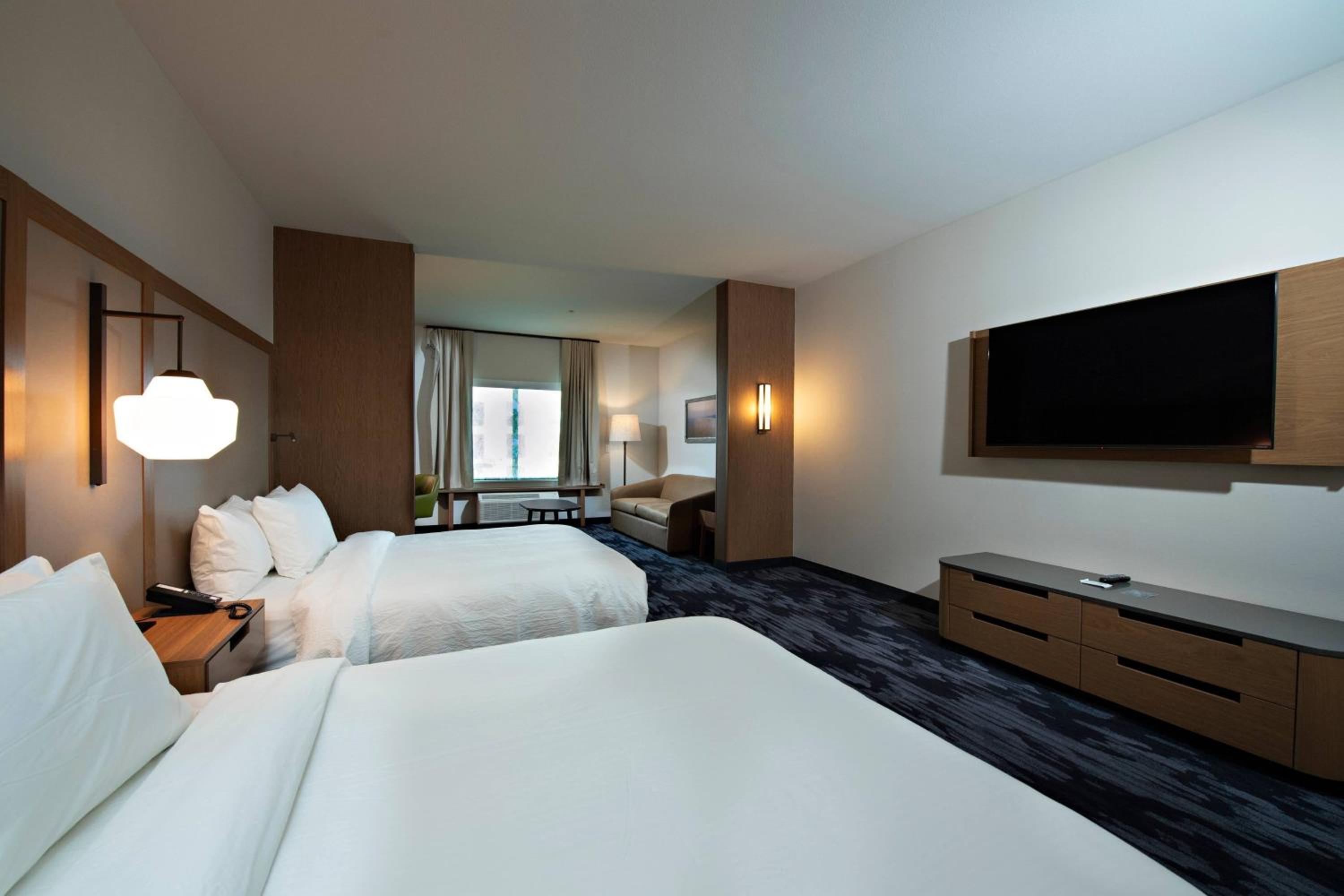Queen Suite with Two Queen Beds, Bathtub and Sofa Bed - Mobility Access - Photo 3