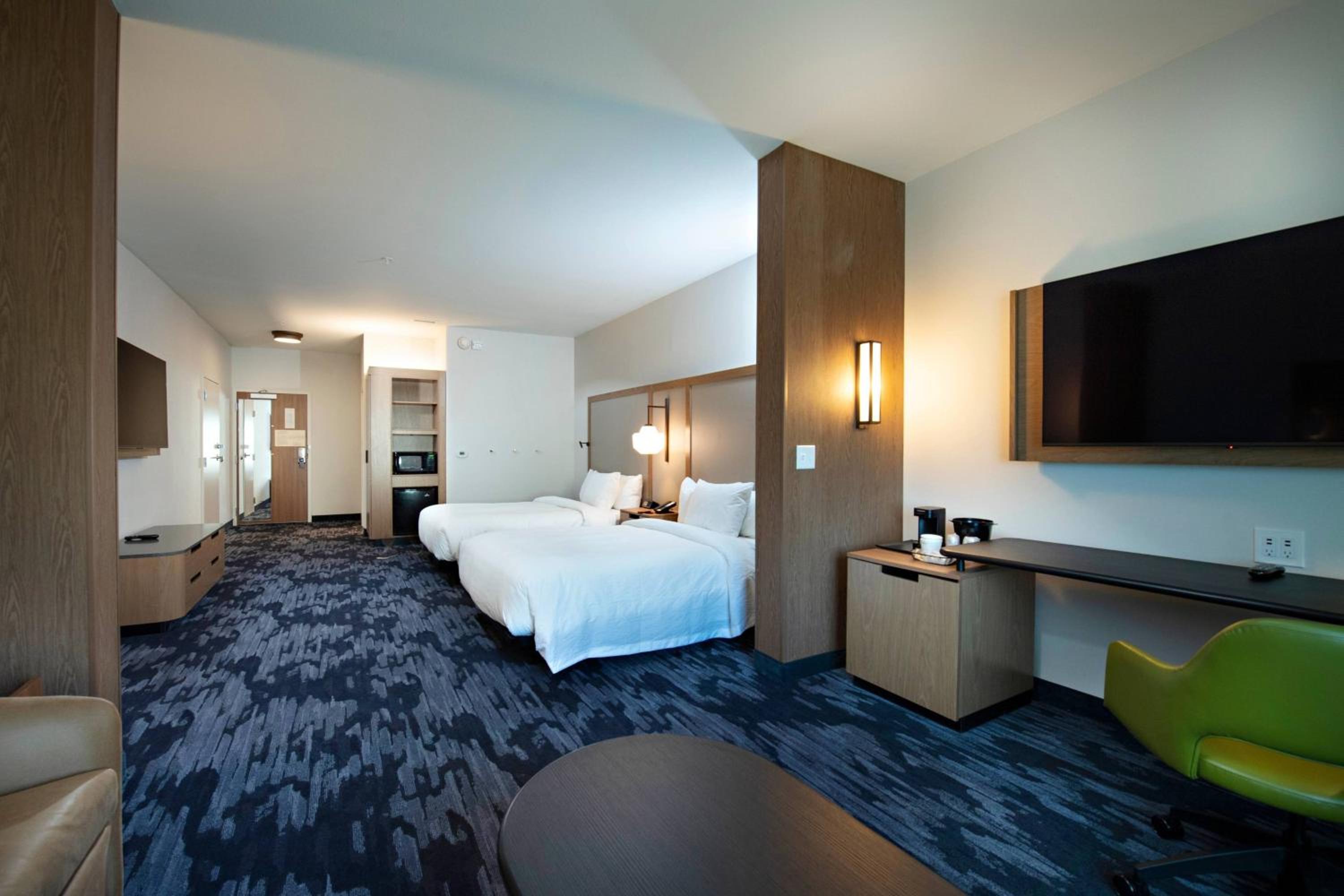 Queen Suite with Two Queen Beds, Bathtub and Sofa Bed - Mobility Access - Photo 2