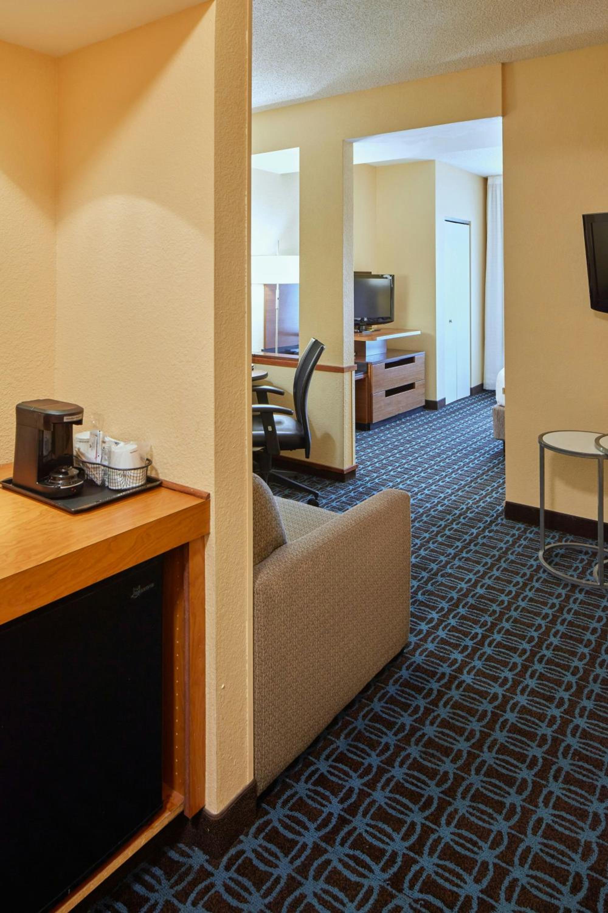 Queen Suite with Two Queen Beds and Sofa Bed - Photo 5