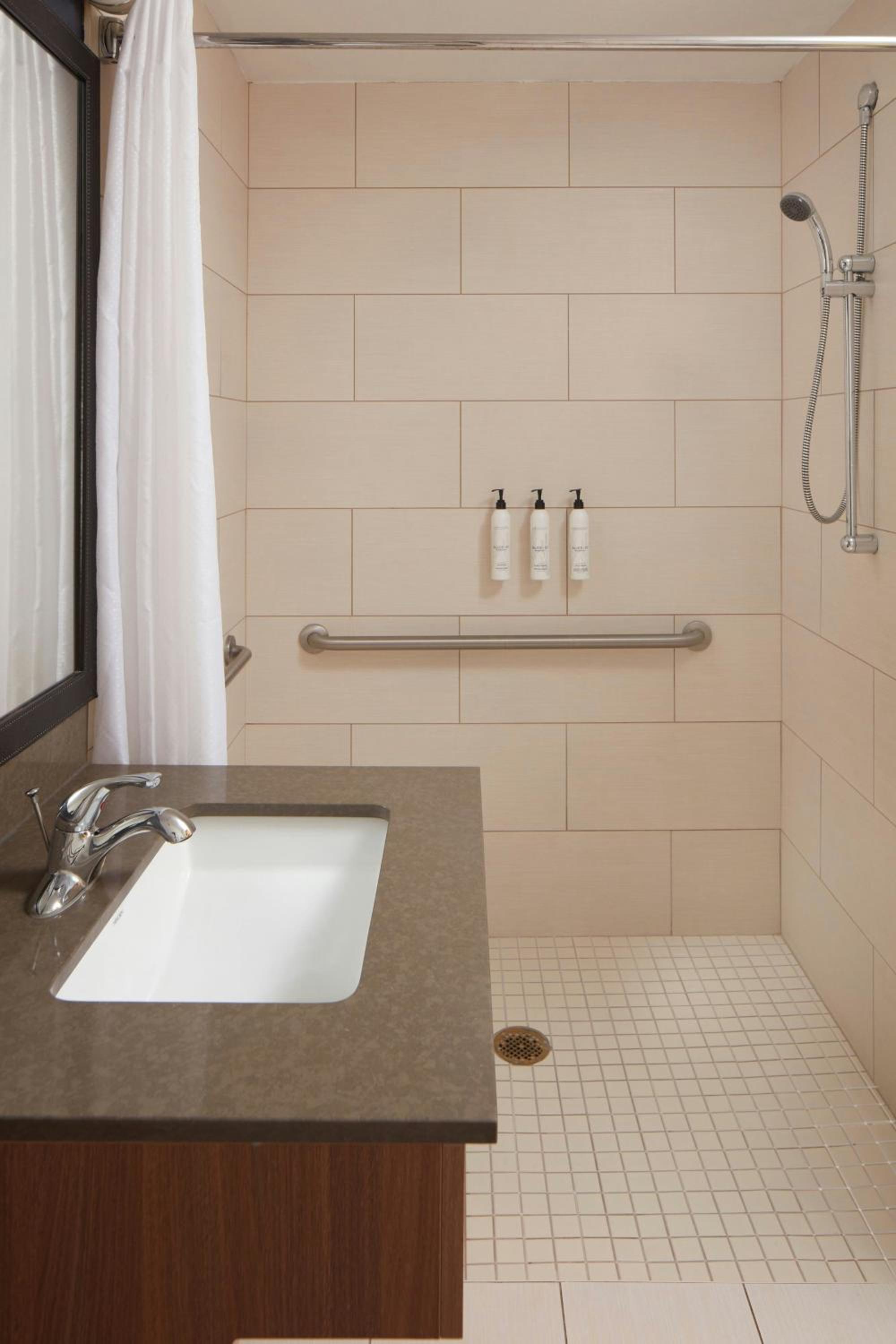Queen Room with Two Queen Beds - Hearing Accessible - Photo 5