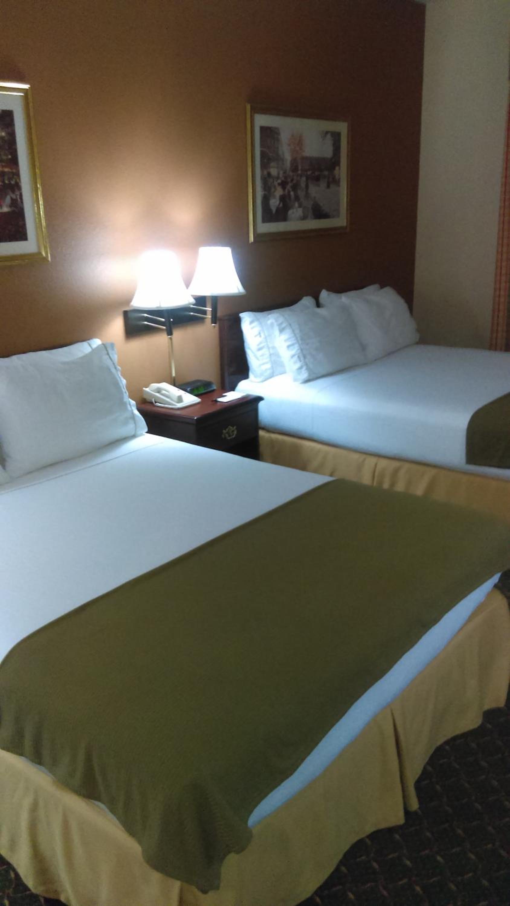Queen Room with Two Queen Beds - Non-Smoking - Photo 4