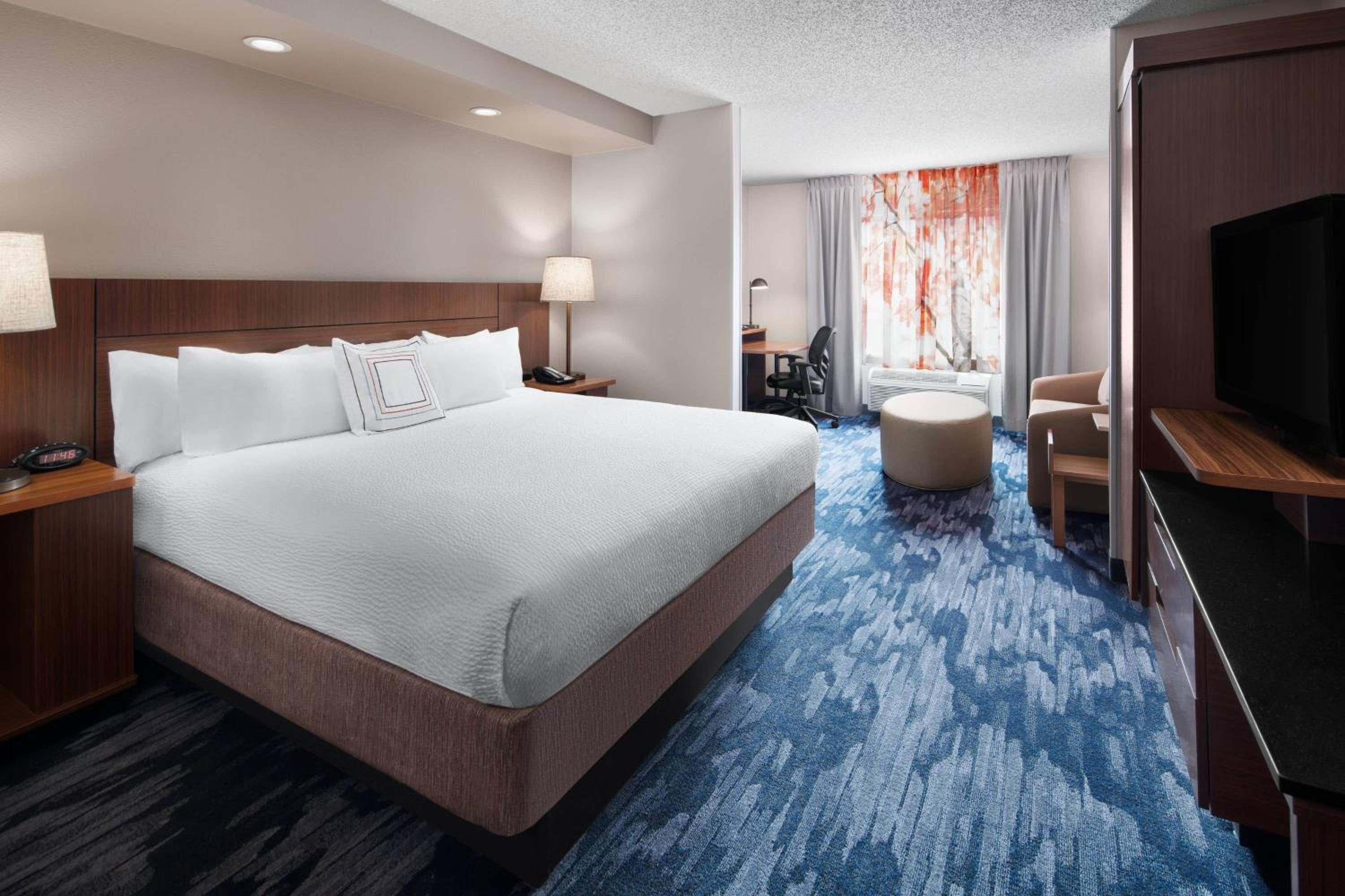 King Suite with Sofa Bed and Roll-in Shower - Mobility Accessible