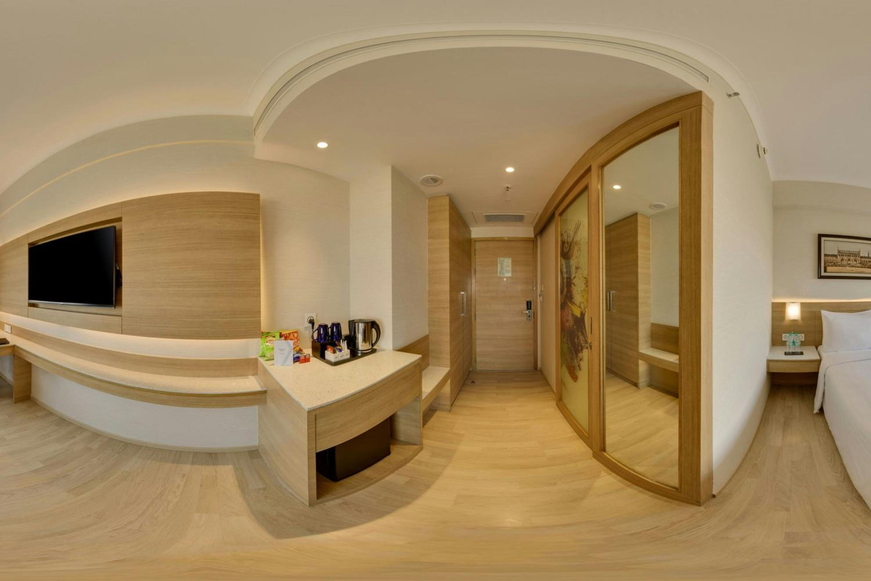 1 Queen Bed, Guest Room with 2 pints of beer on arrival per room per stay & 30% discount on F&B photo 3