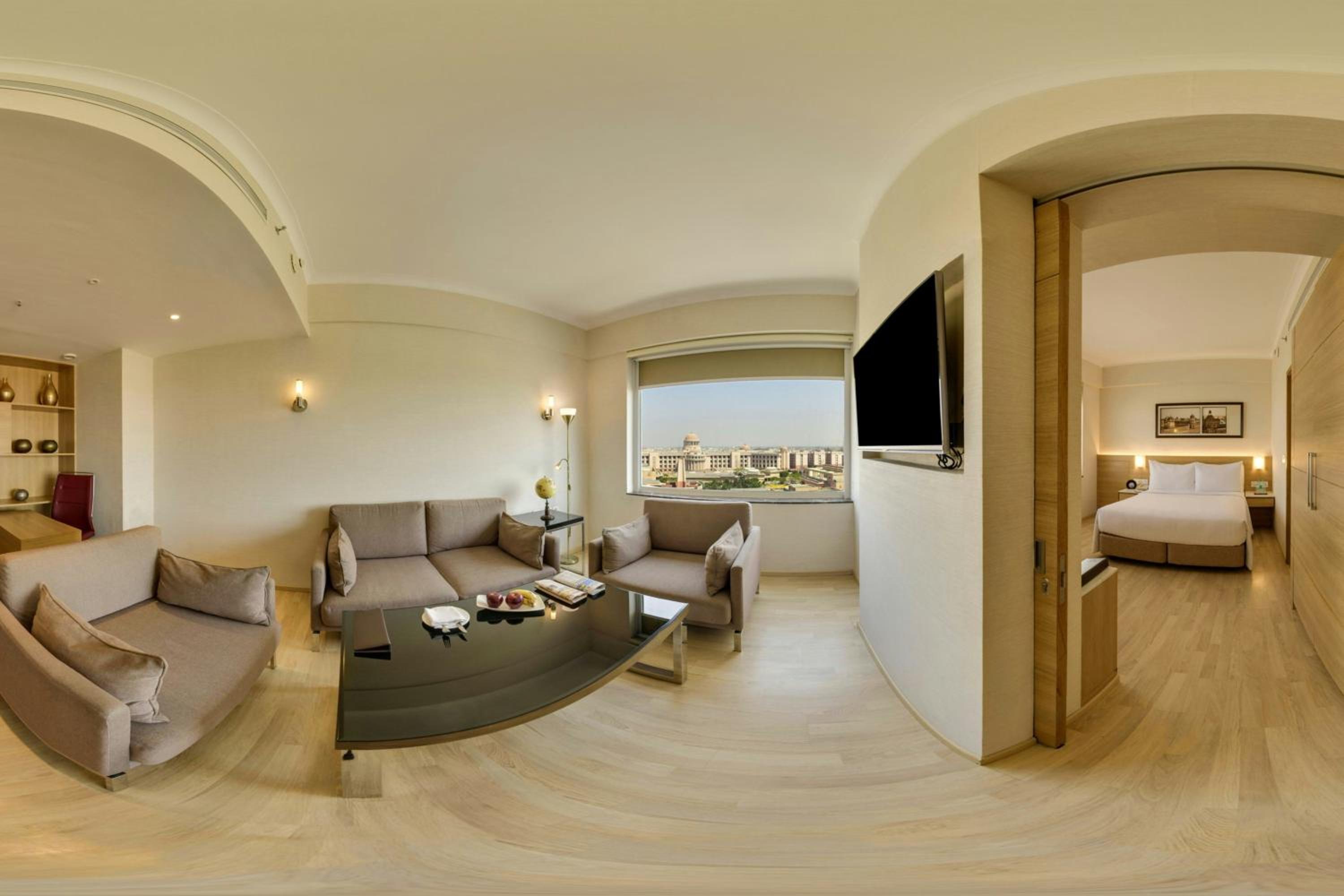 Queen Suite with City View - High Floor 2 pints of beer on arrival per room per stay & 30% discount on F&B photo 2