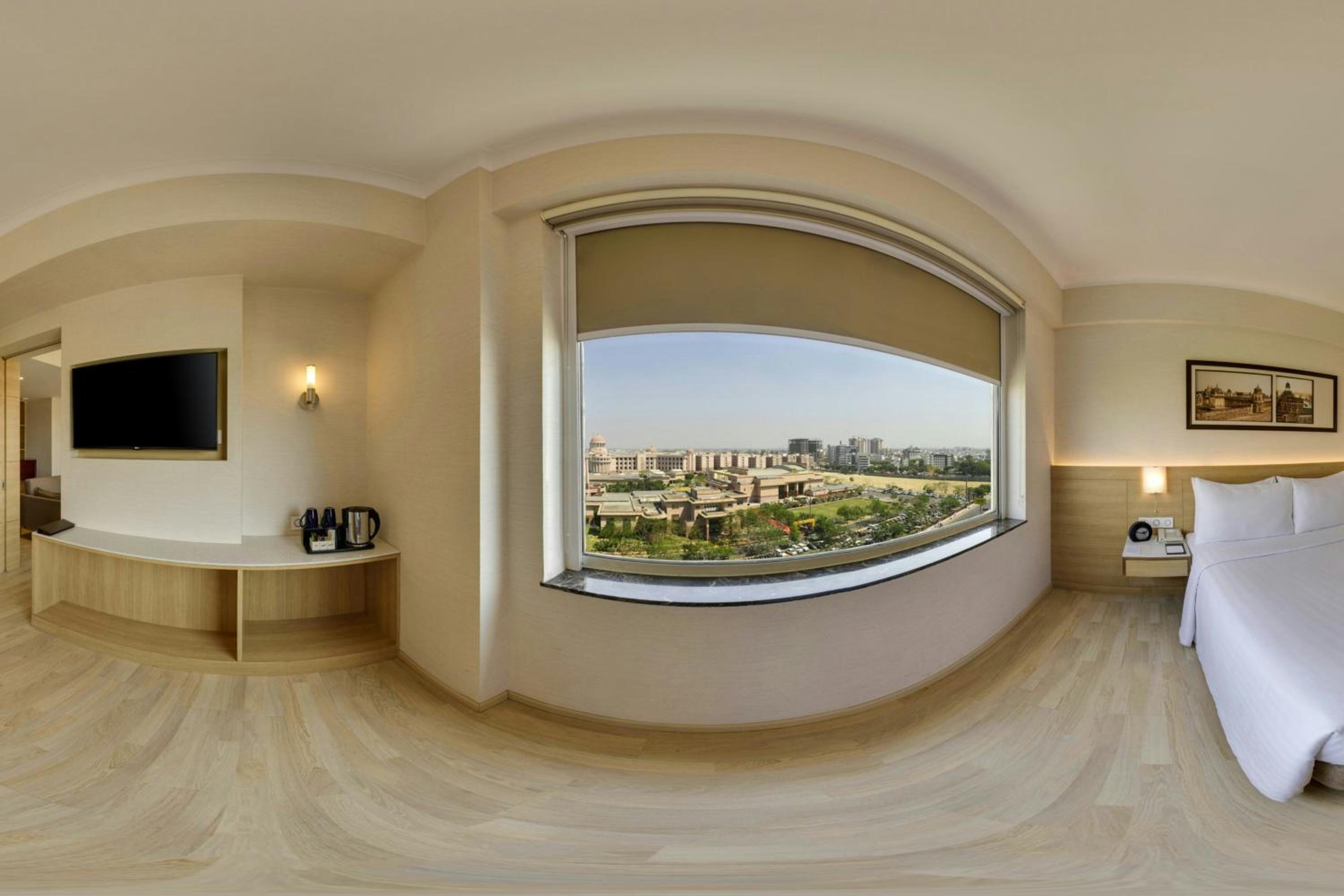 Queen Suite with City View - High Floor 2 pints of beer on arrival per room per stay & 30% discount on F&B photo 3
