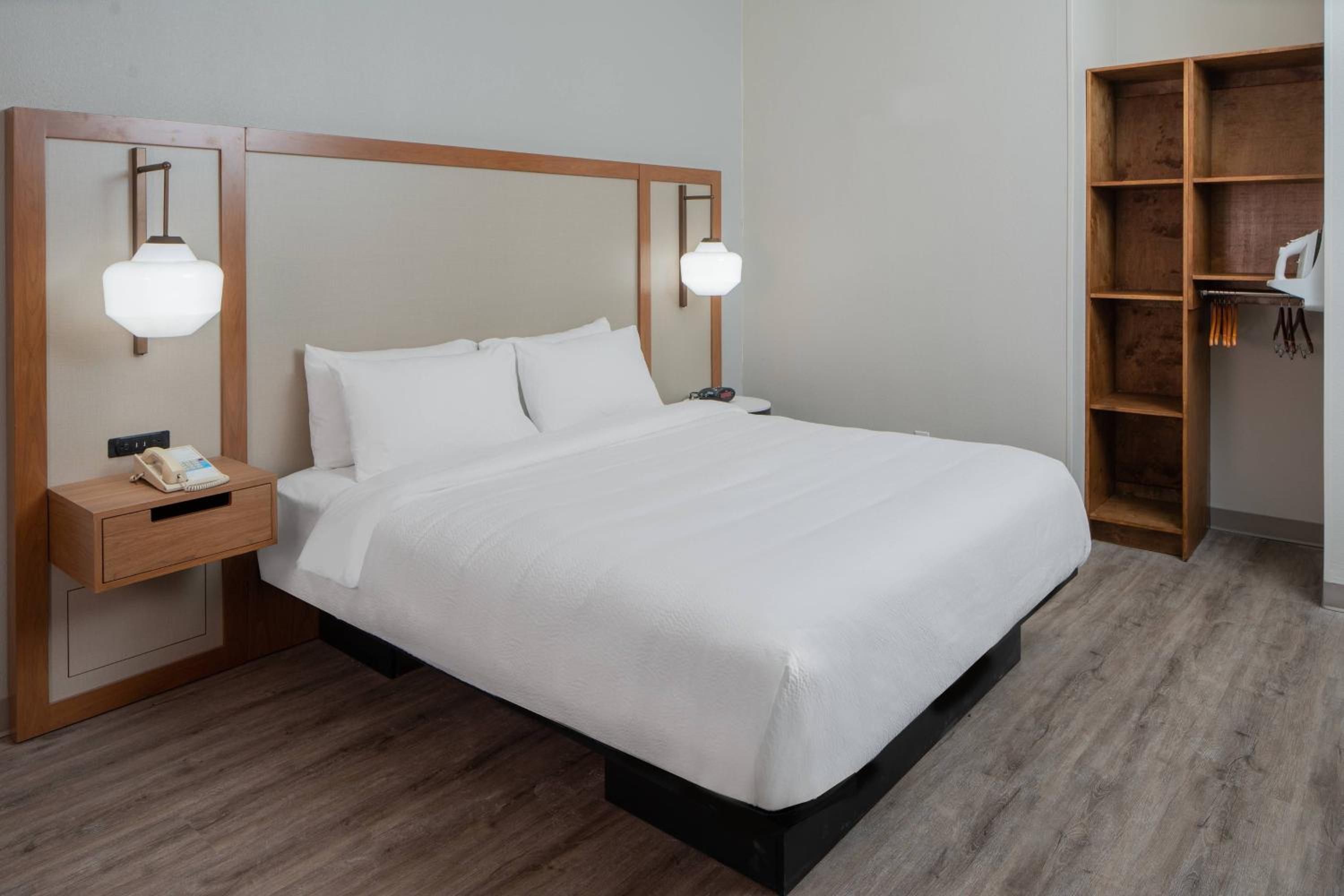 King Room with Adapted Tub - Mobility and Hearing Accessible - Photo 3