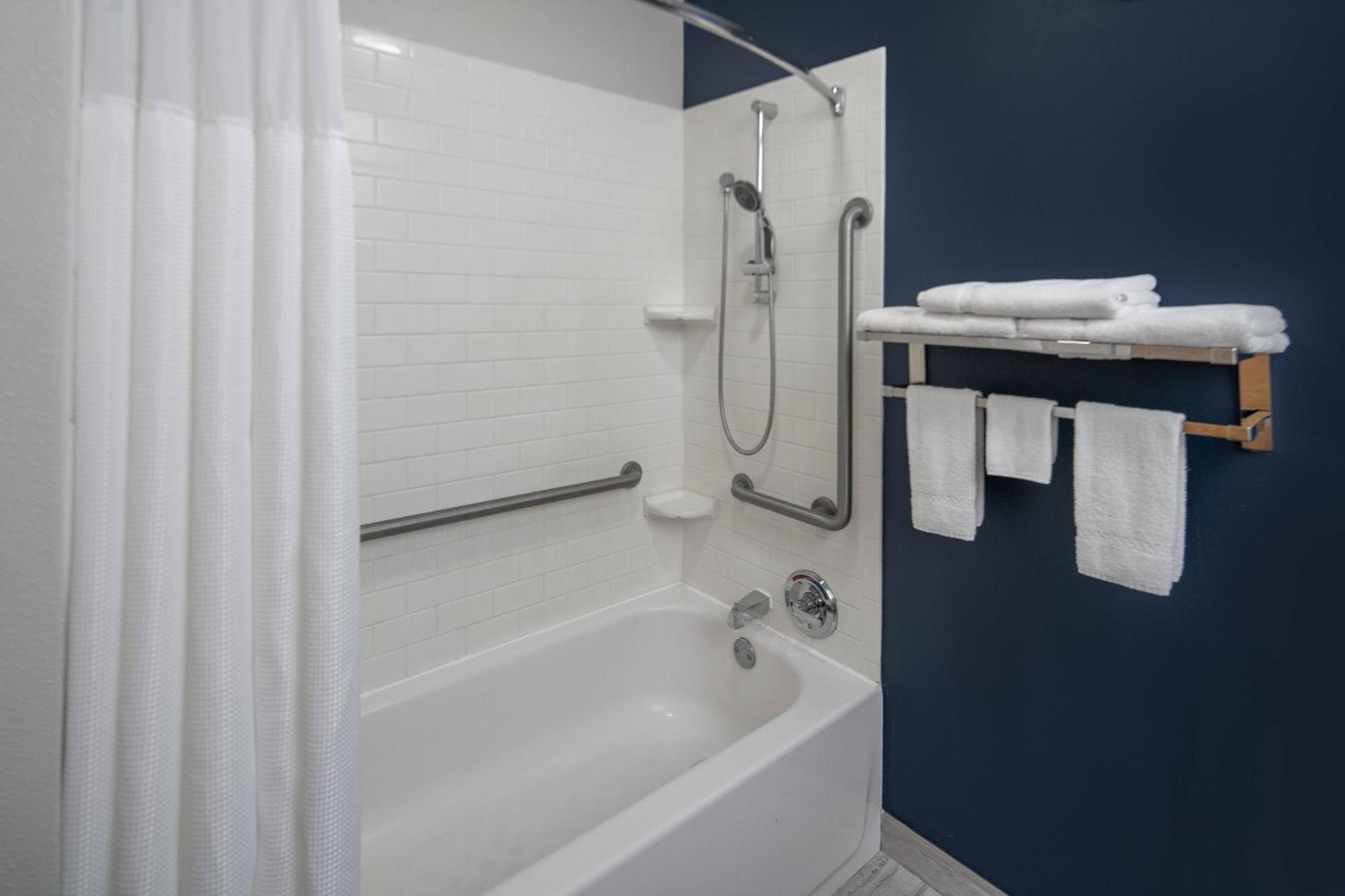 King Room with Adapted Tub - Mobility and Hearing Accessible - Photo 6