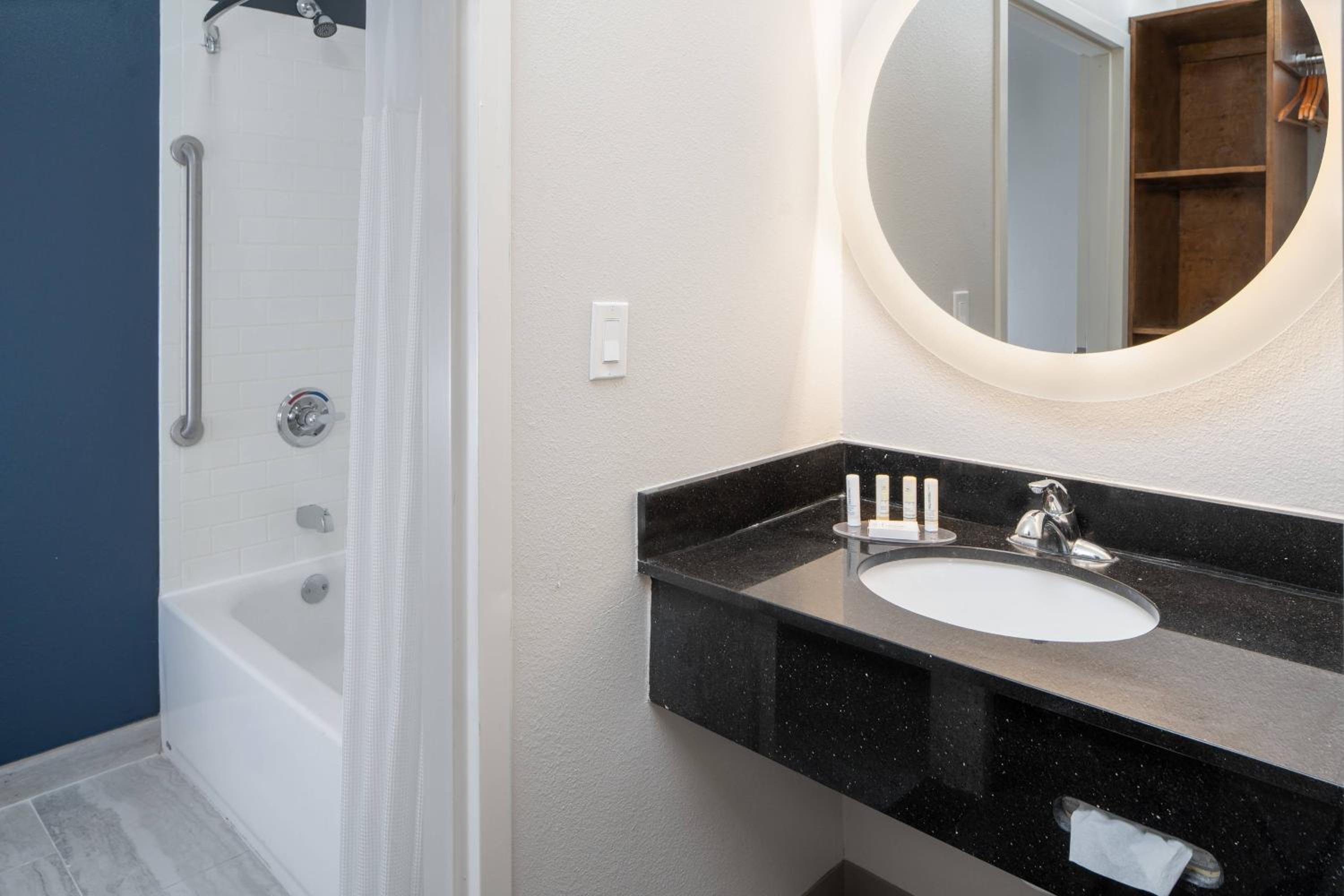 King Room with Adapted Tub - Mobility and Hearing Accessible - Photo 5