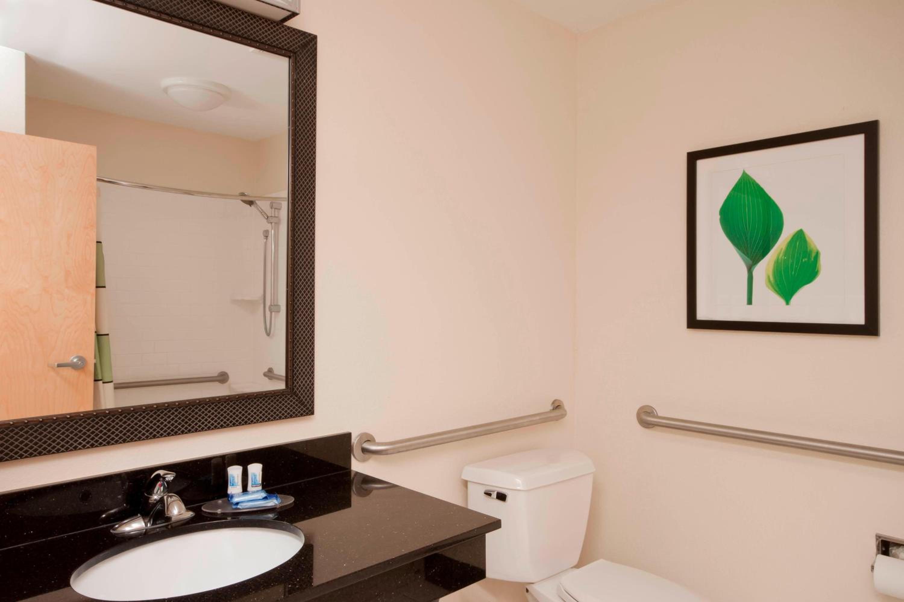 King Room with Adapted Tub - Mobility and Hearing Accessible - Photo 7