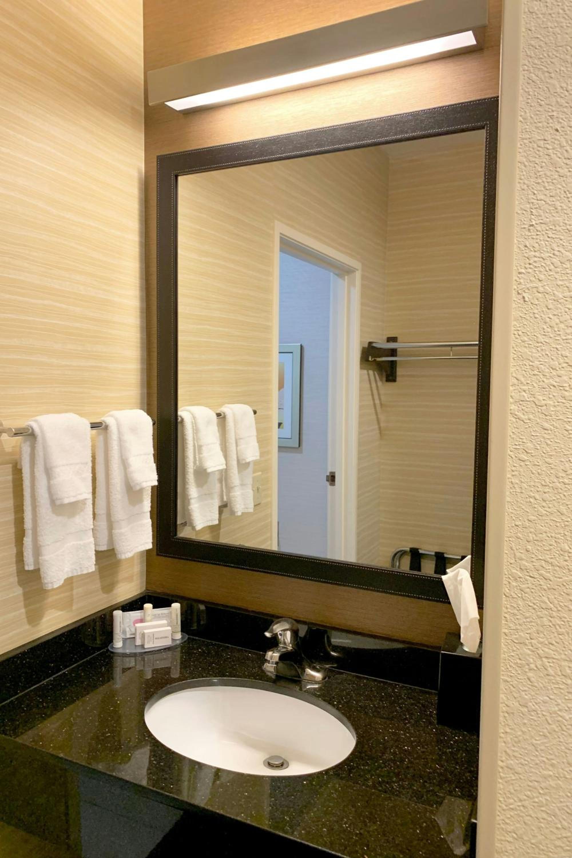 King Room with Transfer Shower - Mobility Accessible photo 3