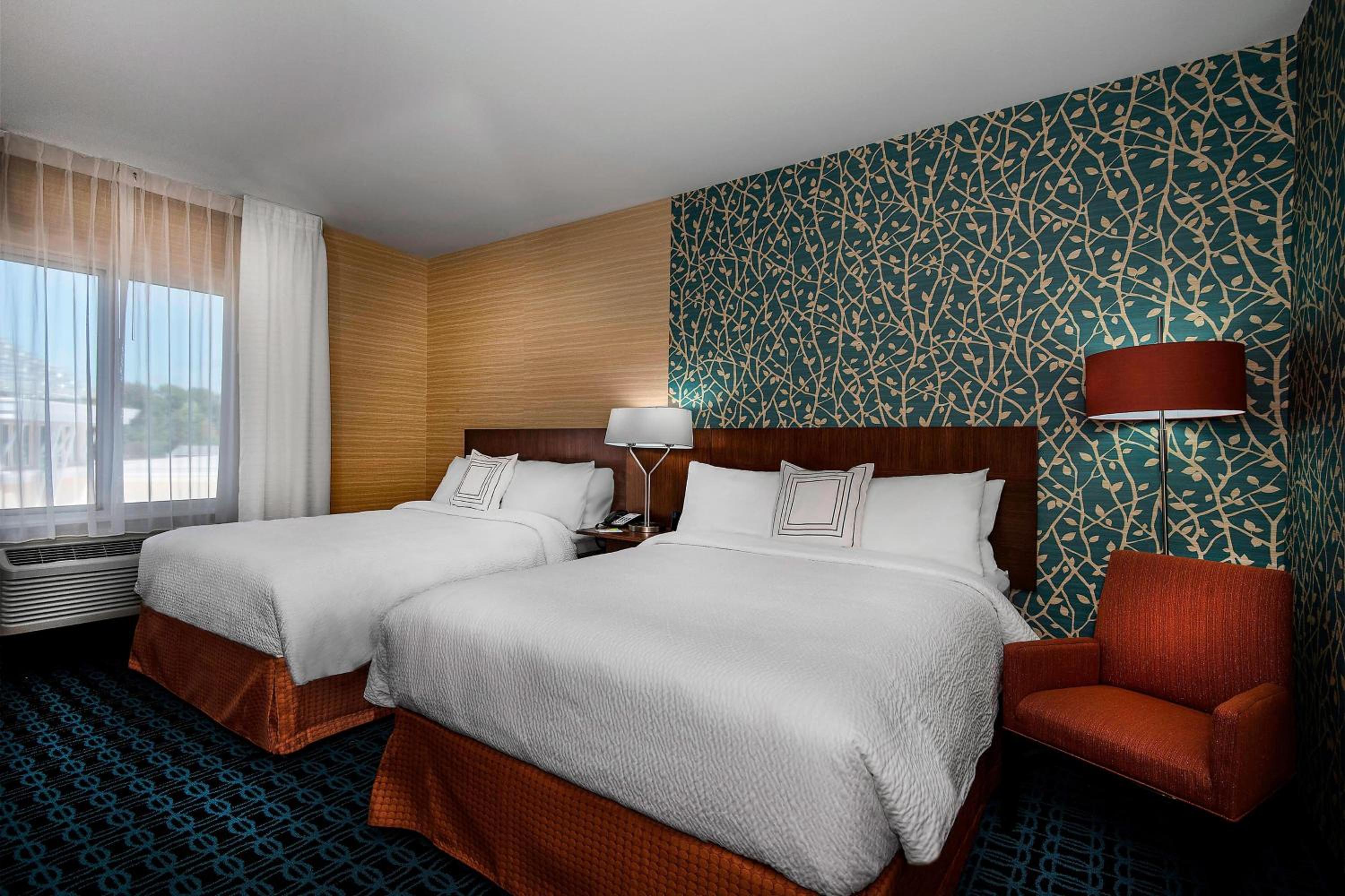 Queen Room with Two Queen Beds photo 2