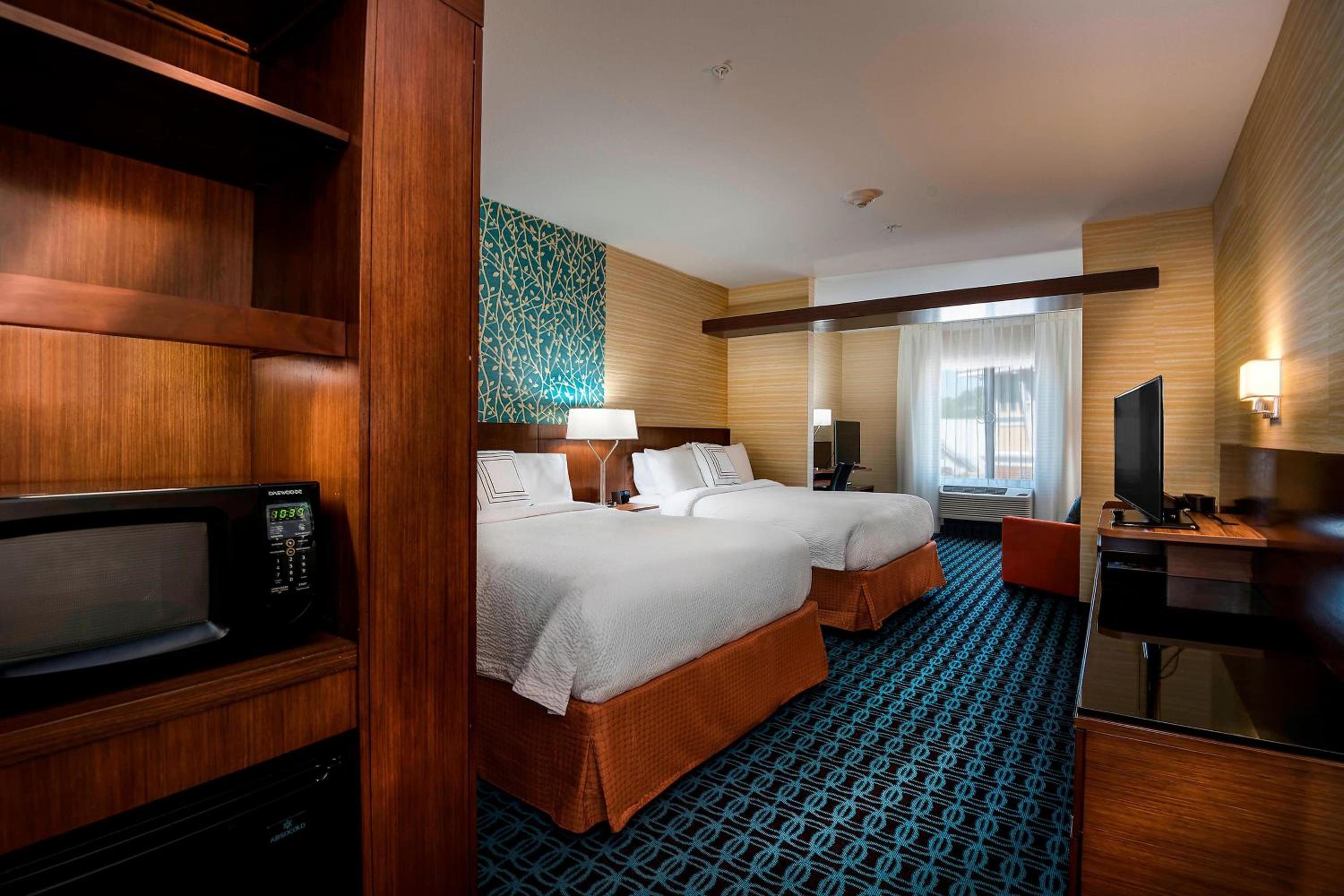 Queen Suite with Two Queen Beds, Transfer Shower and Sofa Bed - Mobility Access photo 3