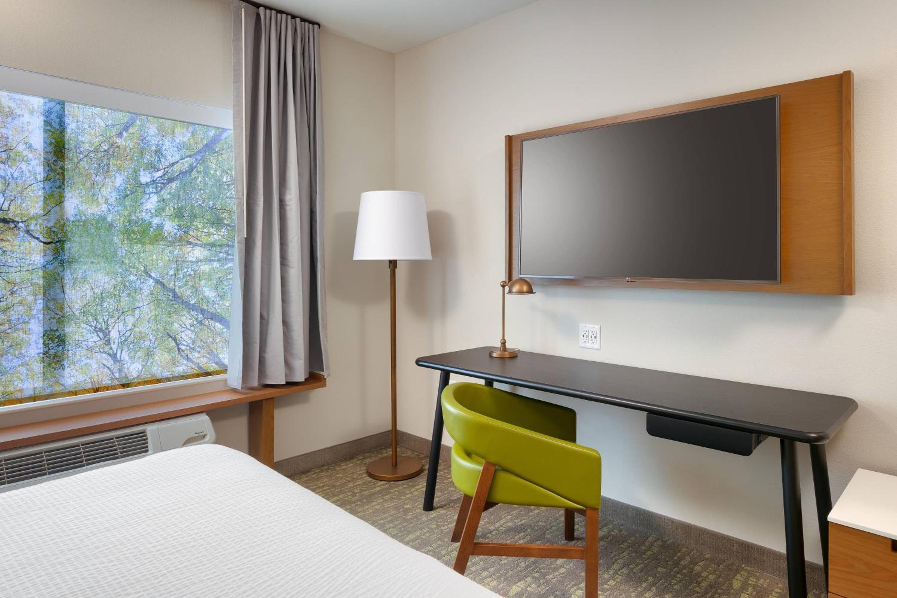 King Room with Bathtub - Mobility Access photo 2