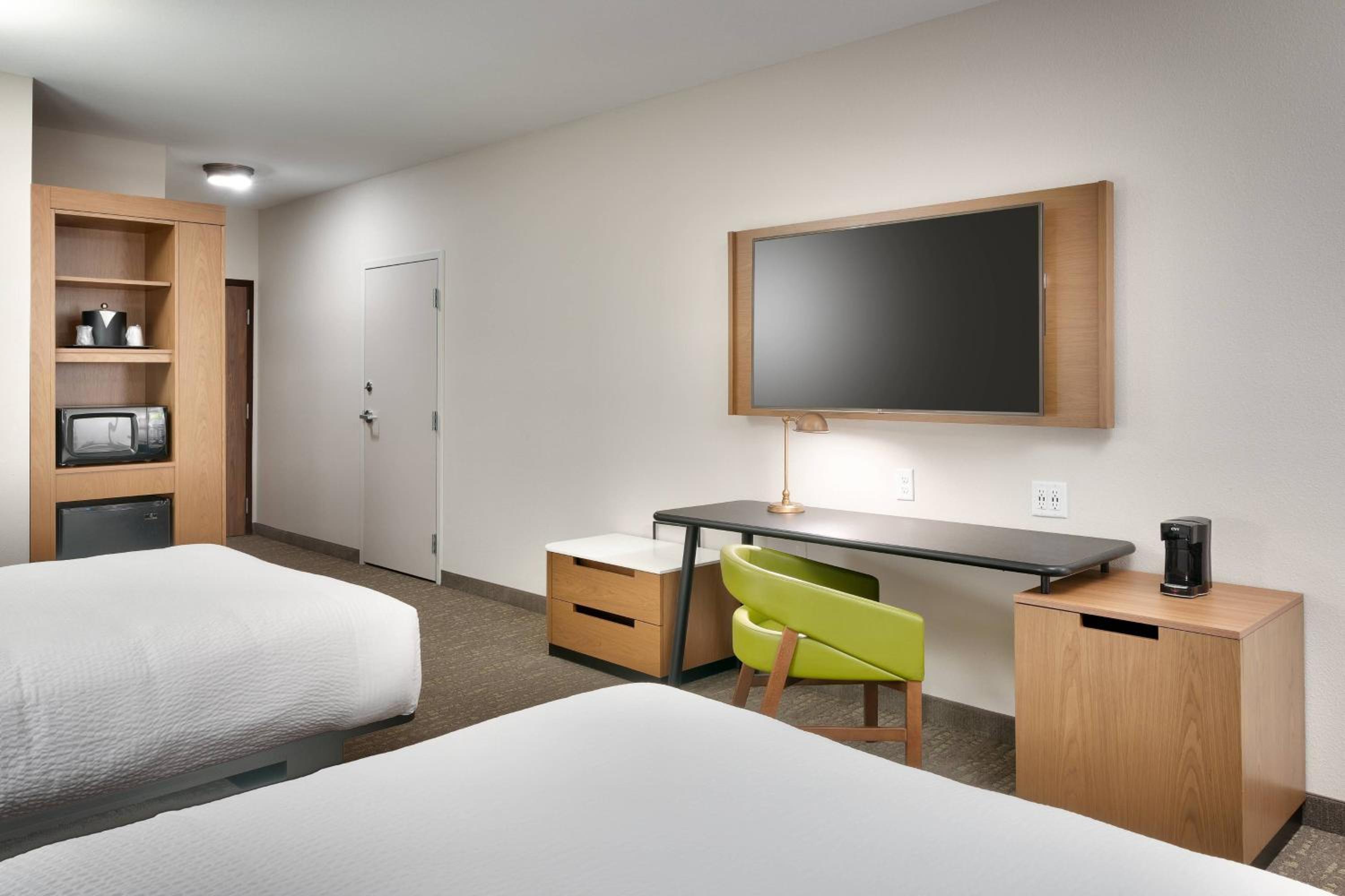 Queen Room with Two Queen Beds and Bathtub - Mobility Access photo 2