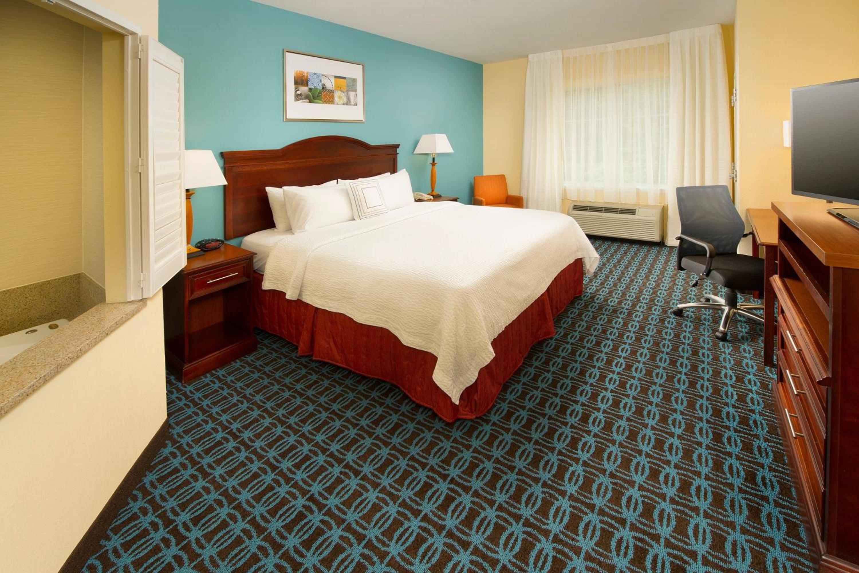 Executive King Suite with Sofa Bed and Tub - Mobility/Hearing Accessible