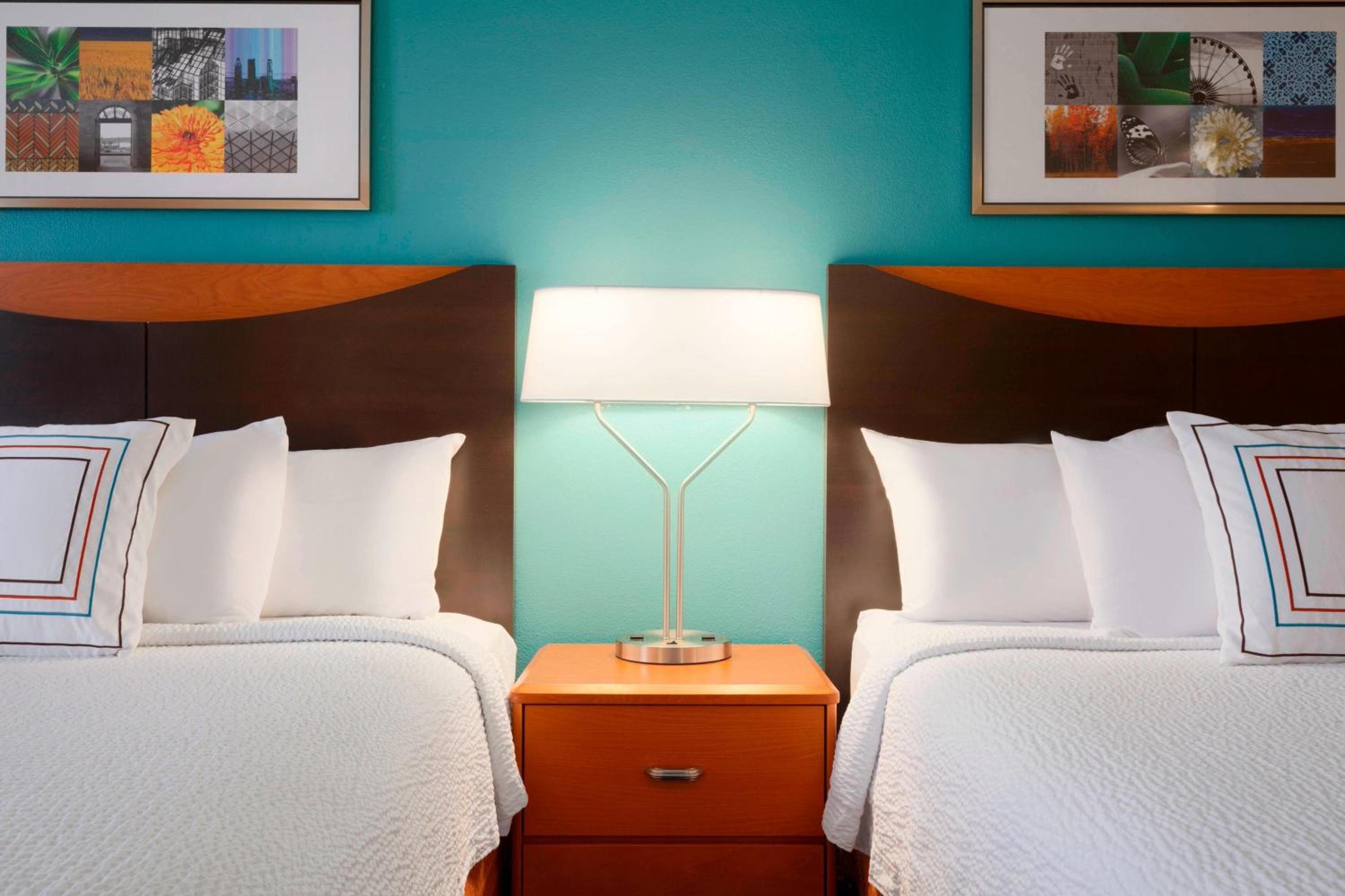Queen Room with Two Queen Beds - Photo 2