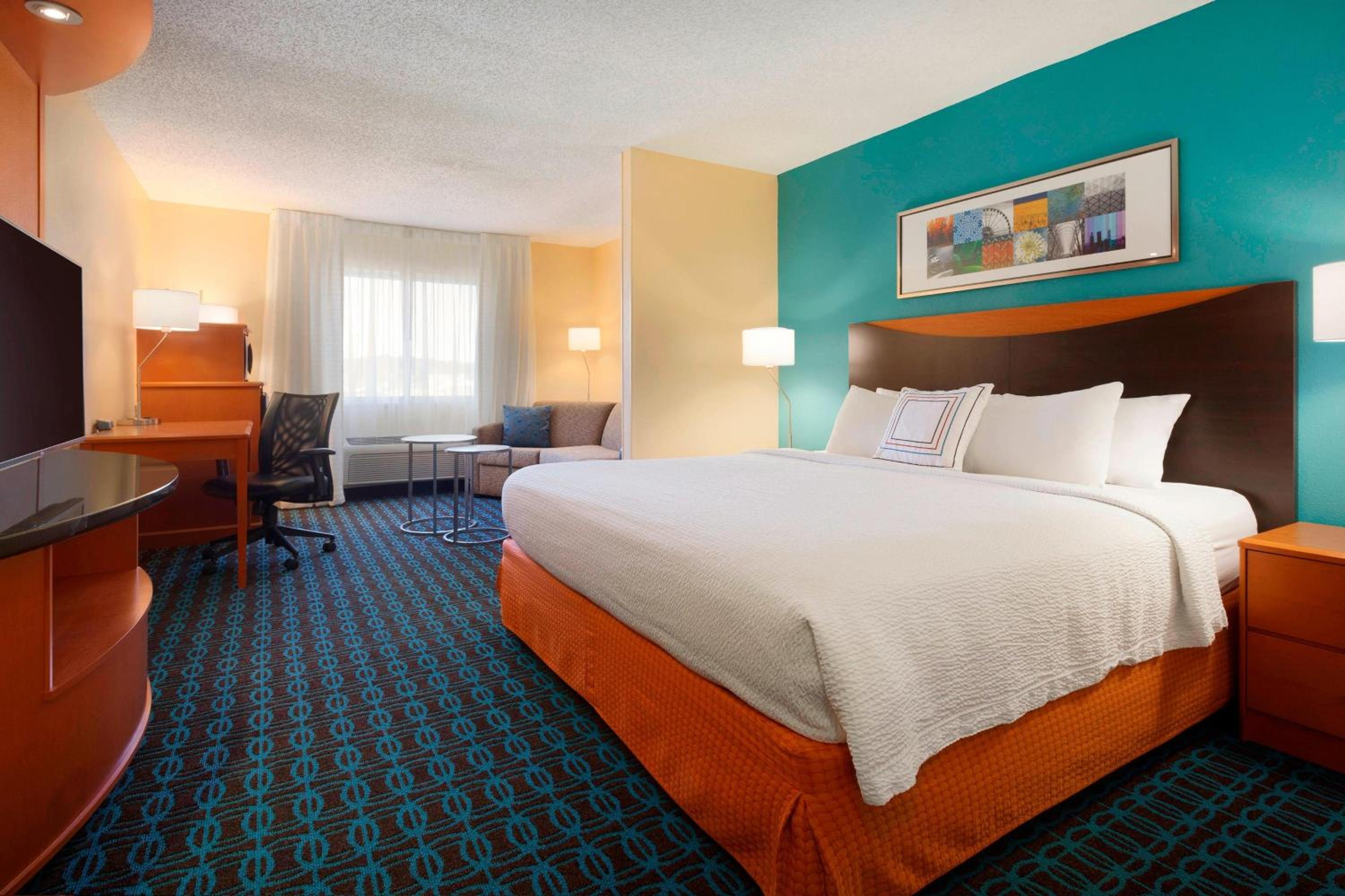 King Suite with Bathtub and Sofa Bed - Mobility Access