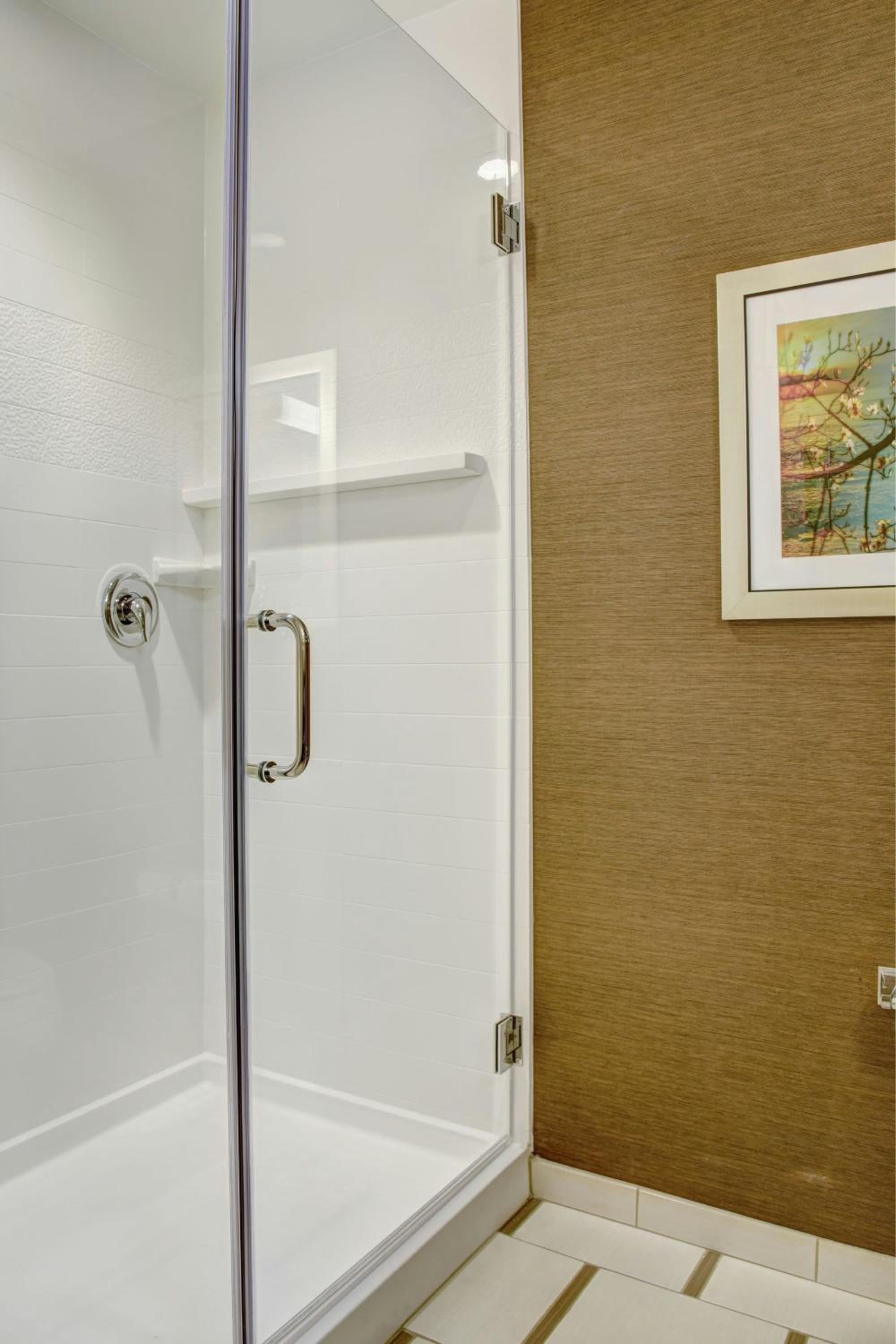 King Room with Adapted Tub - Mobility and Hearing Accessible