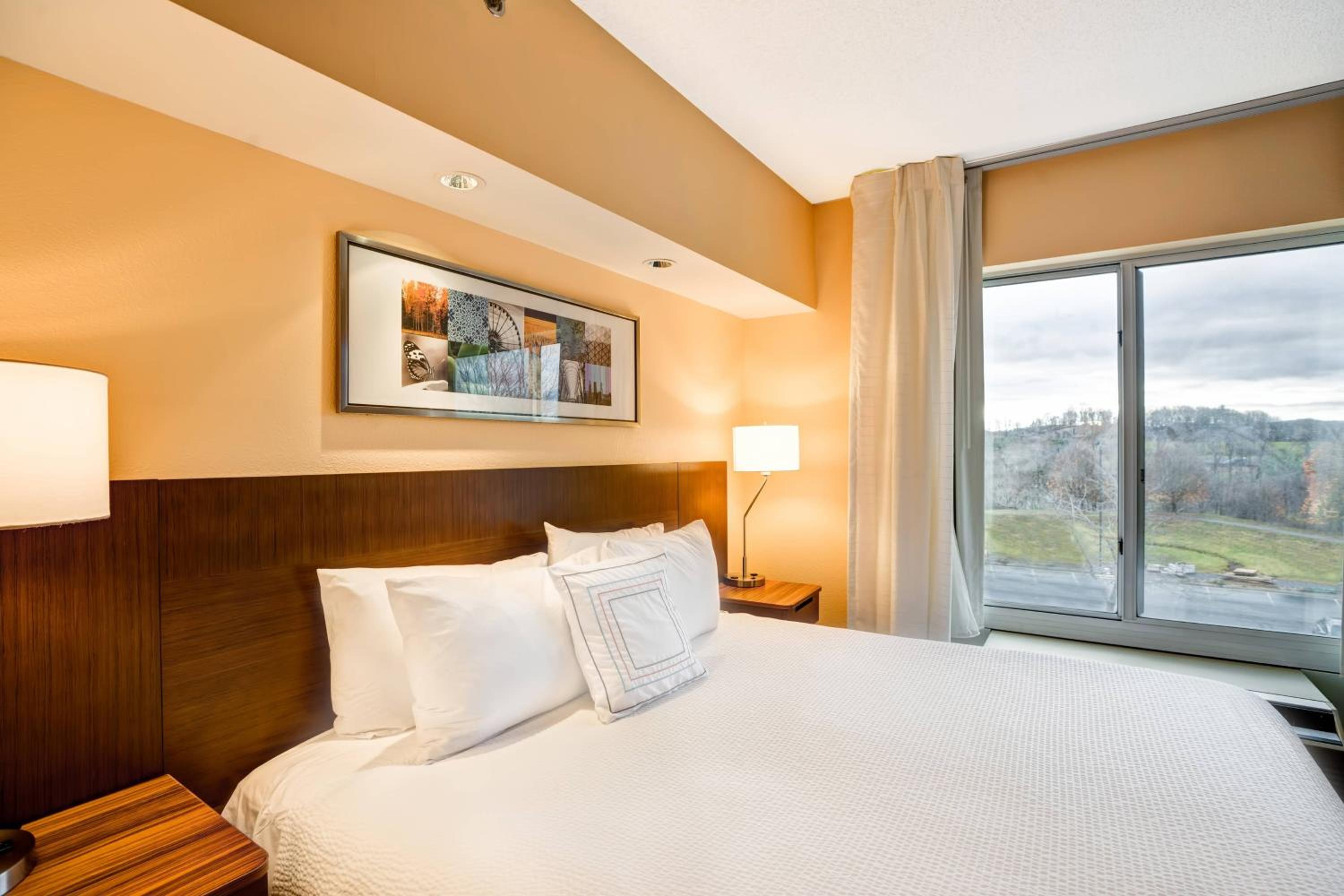 King Room with Sofa Bed - Photo 4