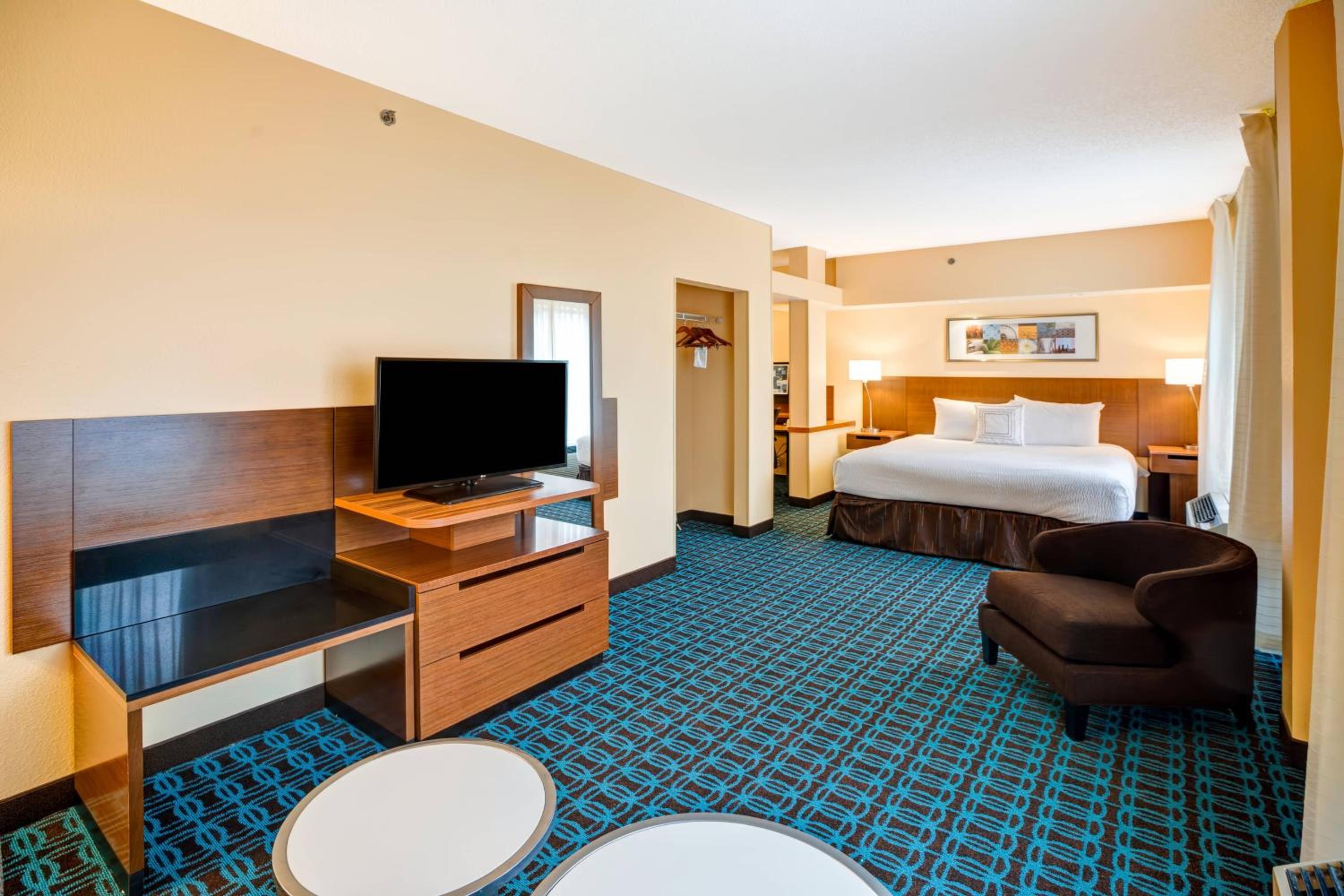 One-Bedroom King Suite with Sofa Bed - Photo 3