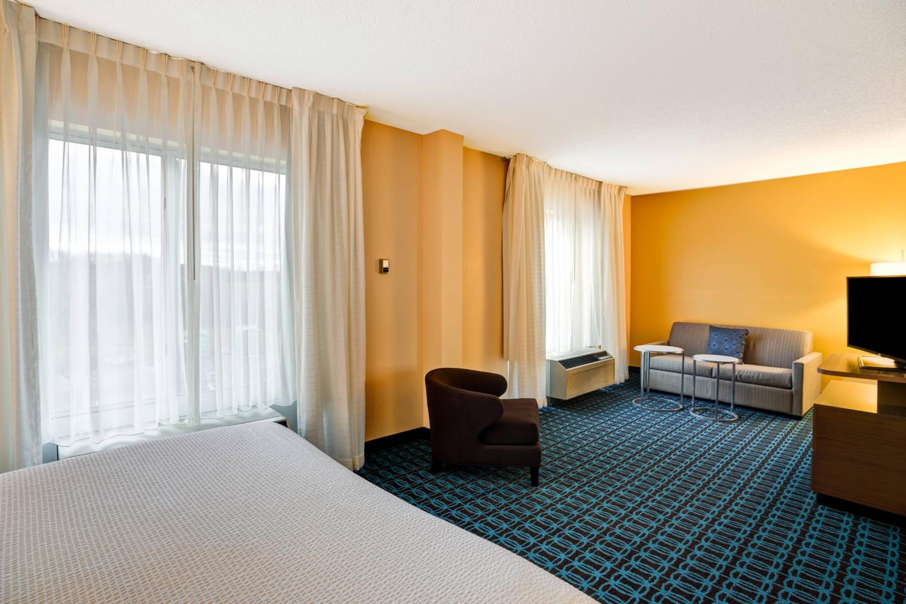 One-Bedroom King Suite with Sofa Bed - Photo 2