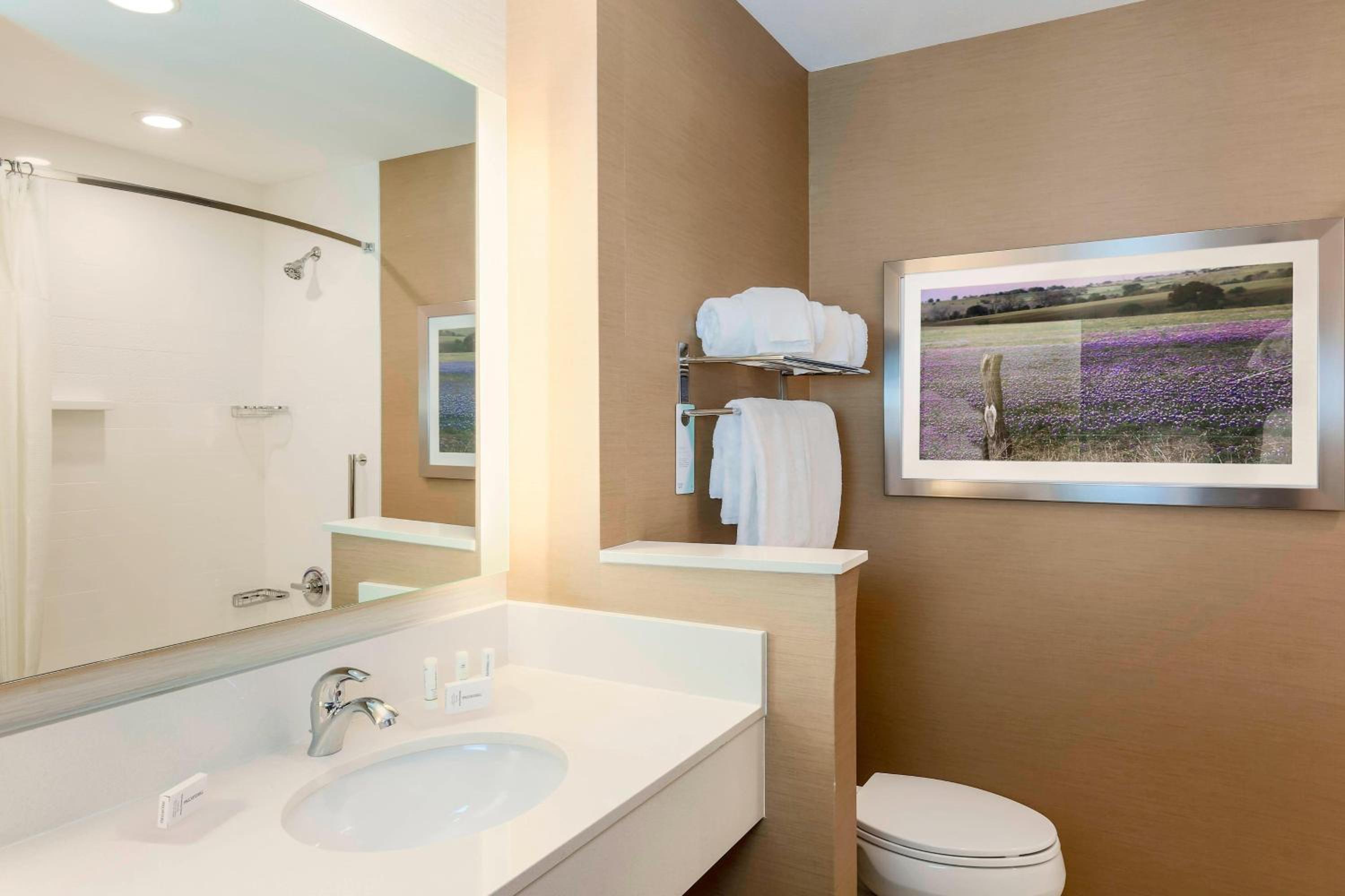 Queen Room with Two Queen Beds and Bathtub - Mobility Access photo 3