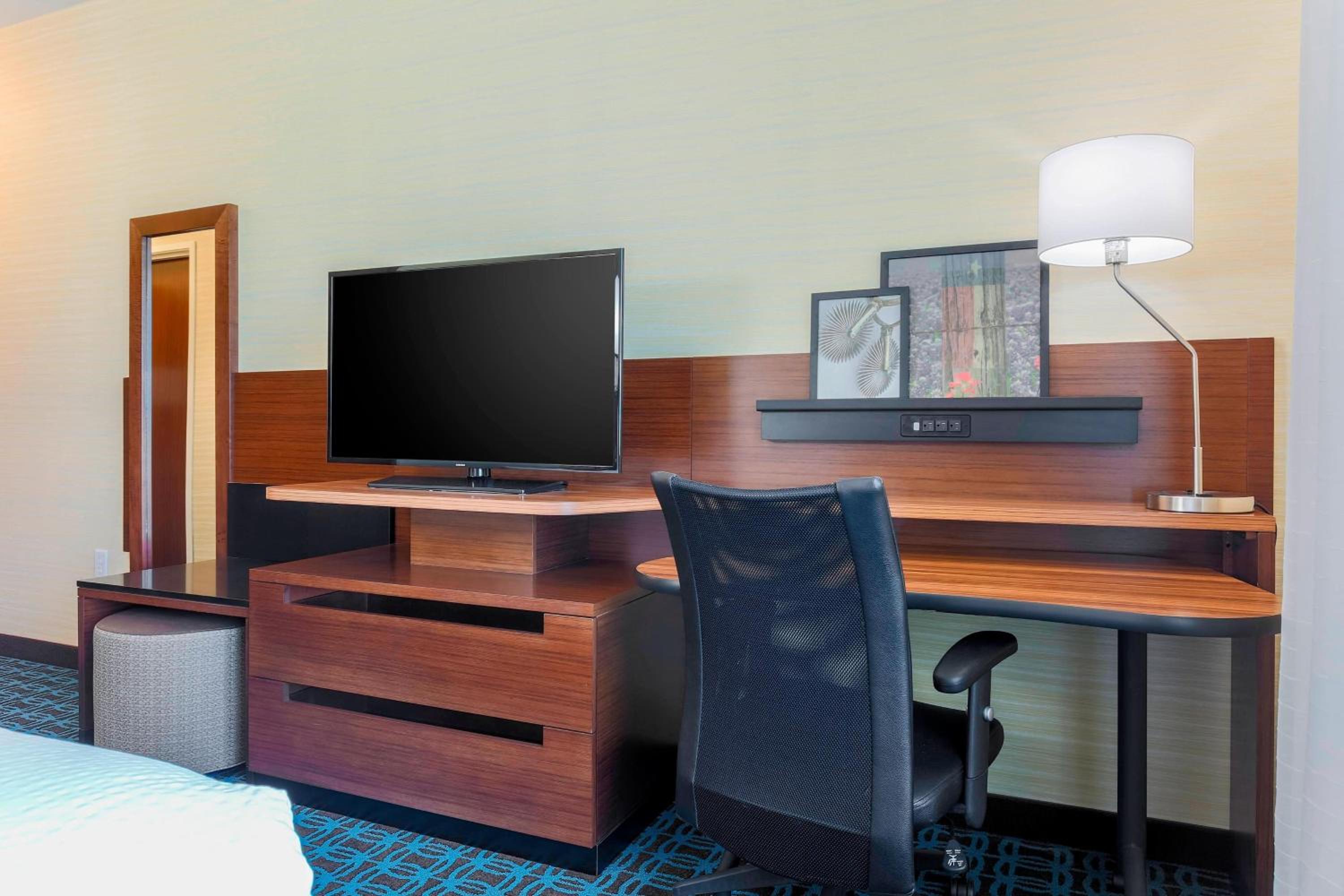 Queen Room with Two Queen Beds and Bathtub - Mobility Access photo 2