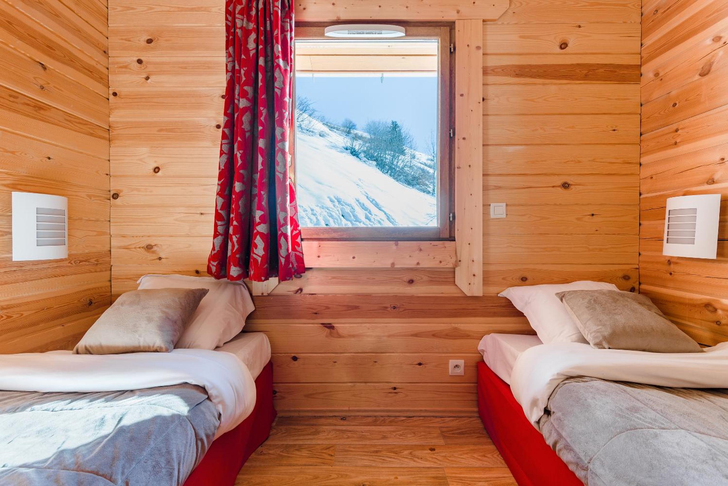 One-Bedroom Apartment with Cabin (6 Adults)