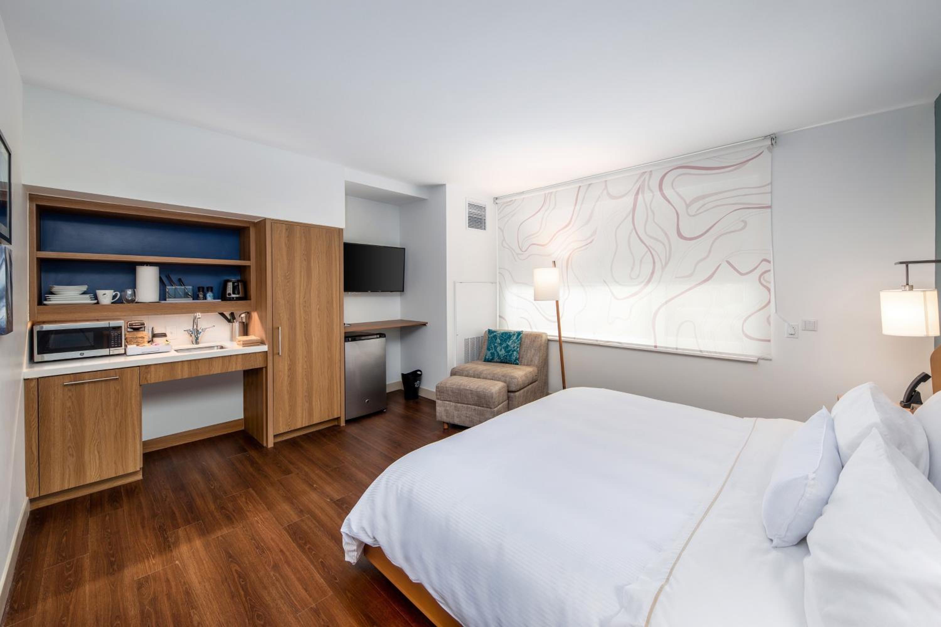 King Room with Adapted Tub - Mobility and Hearing Accessible