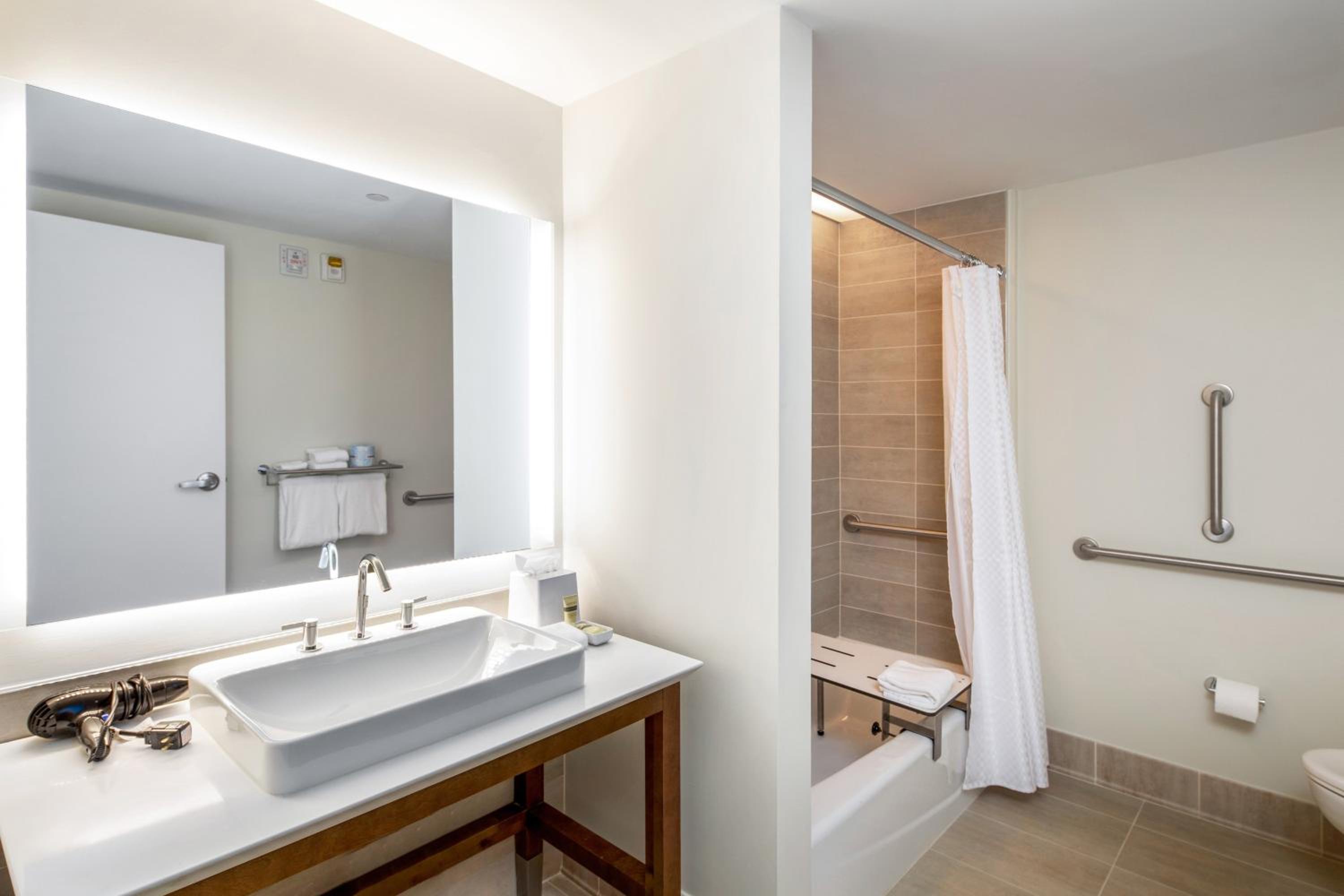 King Room with Adapted Tub - Mobility and Hearing Accessible photo 3