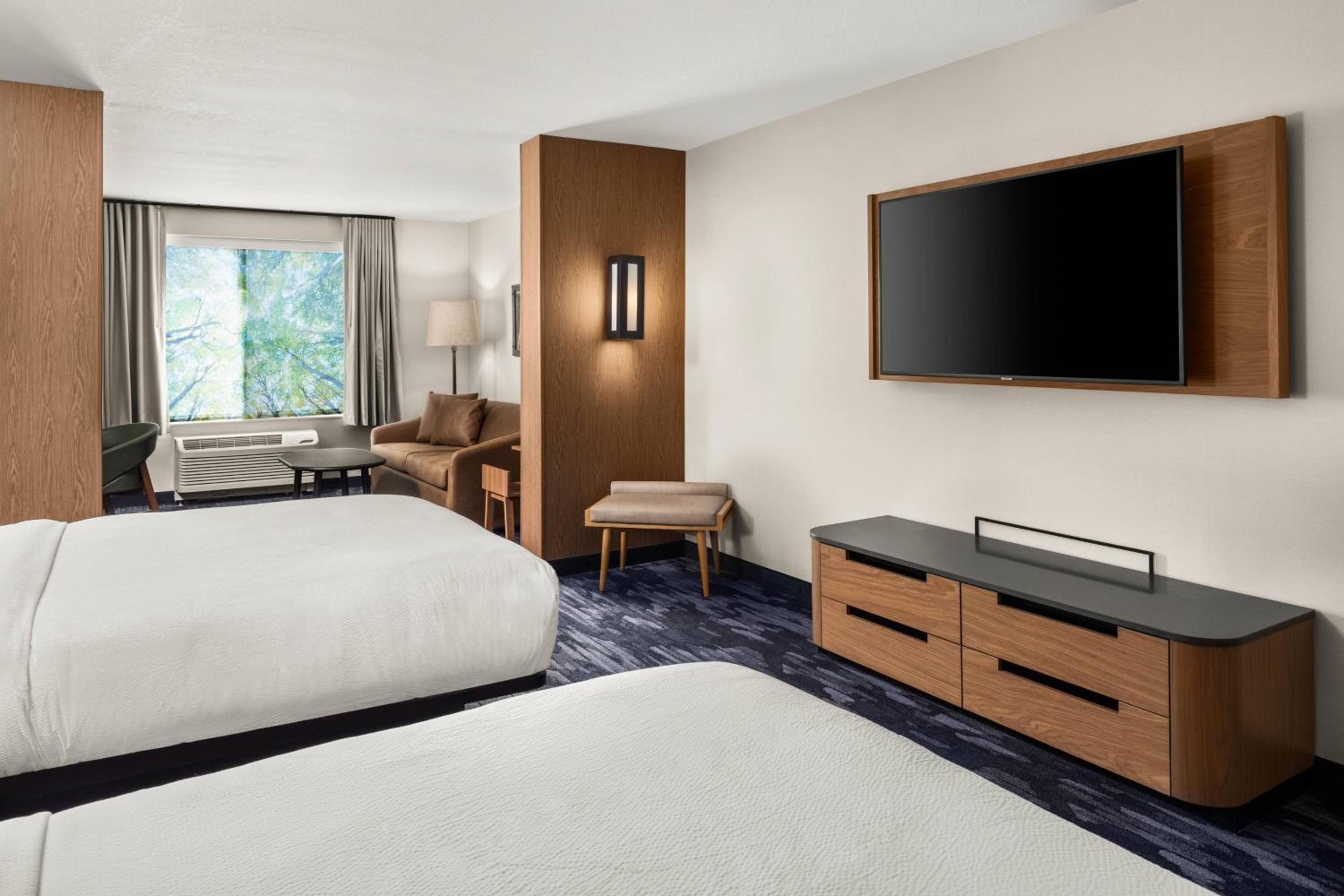 Queen Suite with Two Queen Beds and Sofa Bed - Photo 2