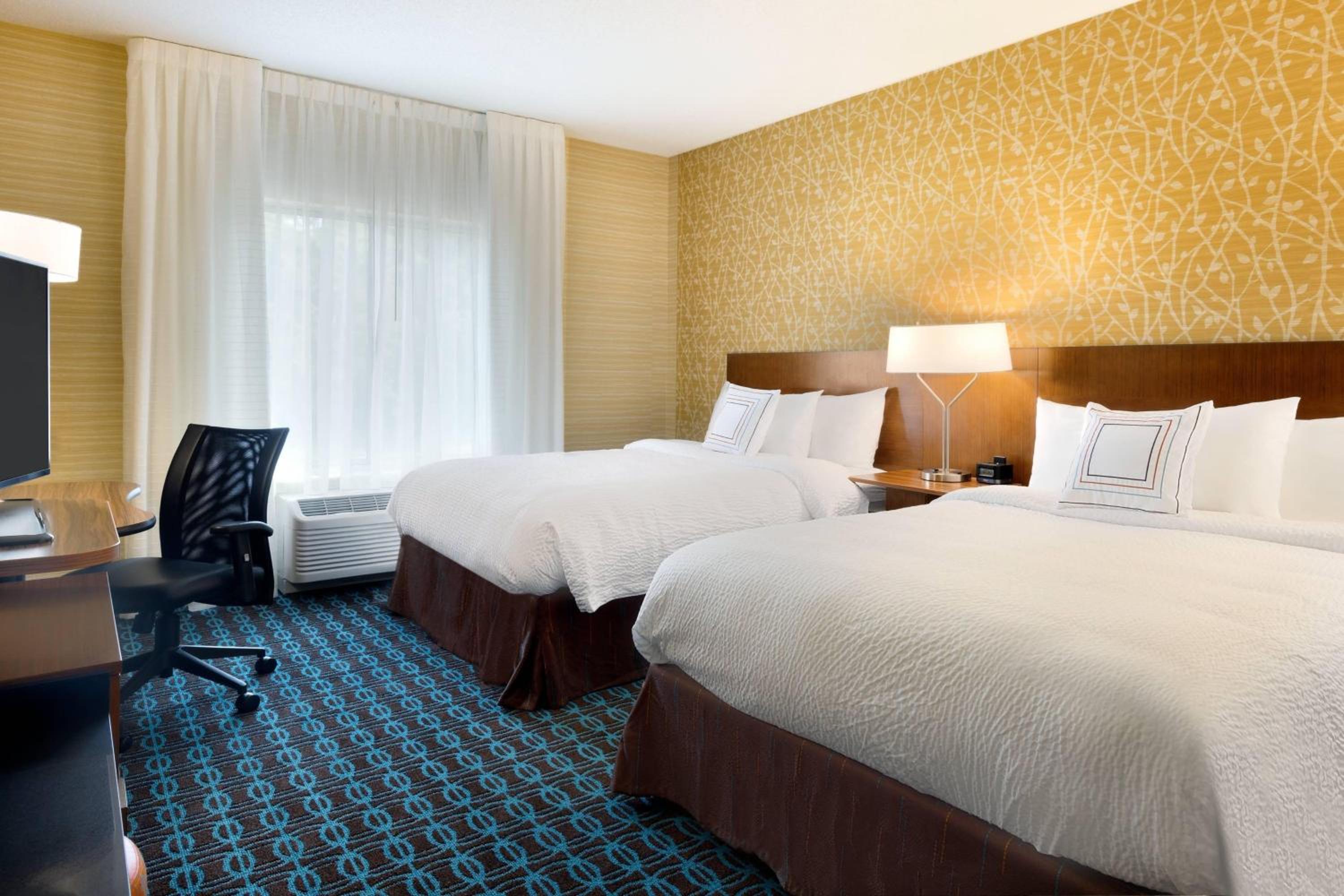 Queen Room with Two Queen Beds and Adapted Tub - Mobility Accessible