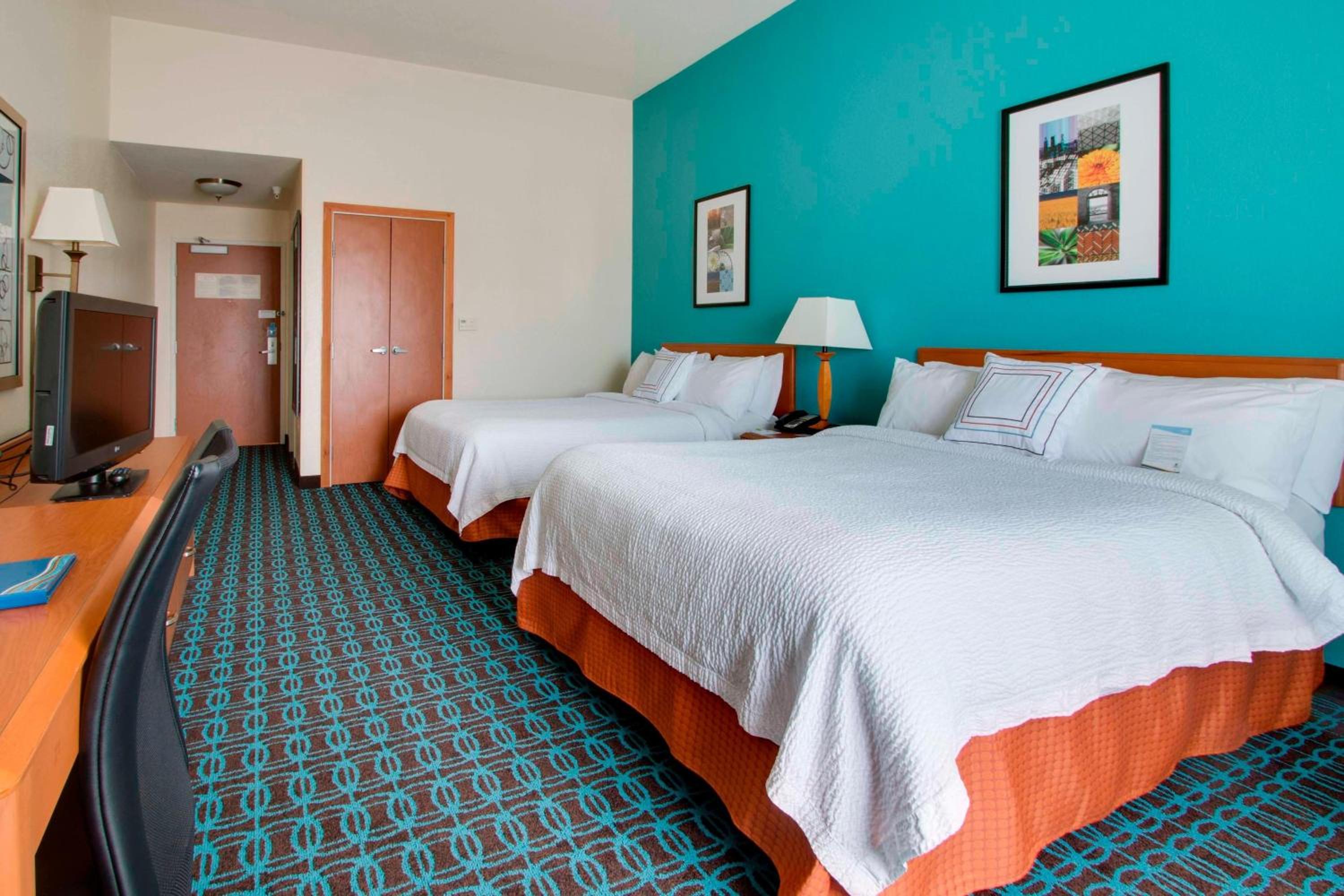 Queen Room with Two Queen Beds and Adapted Tub - Mobility Accessible - Photo 1