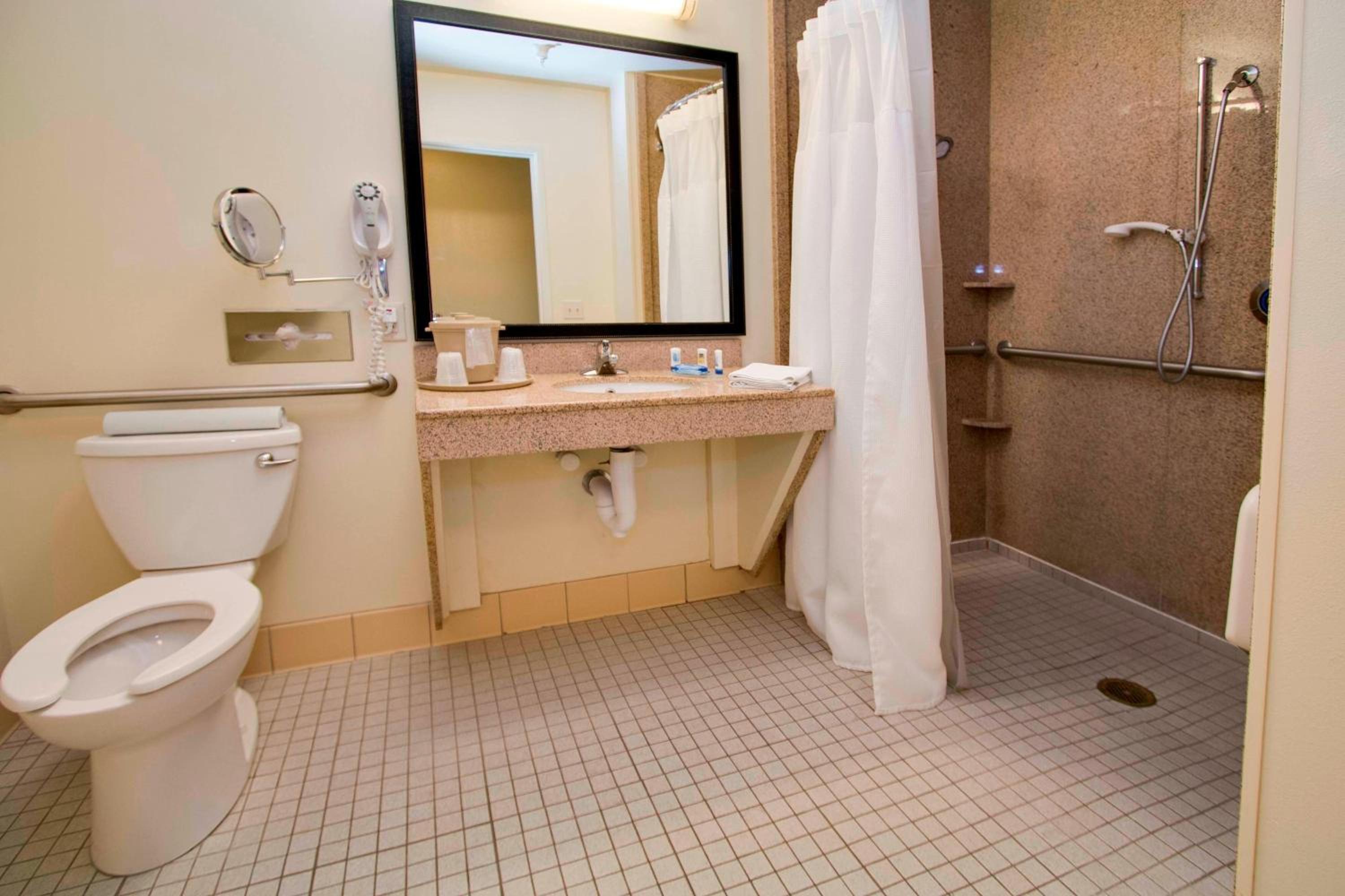 Queen Room with Two Queen Beds - Hearing Accessible - Photo 3