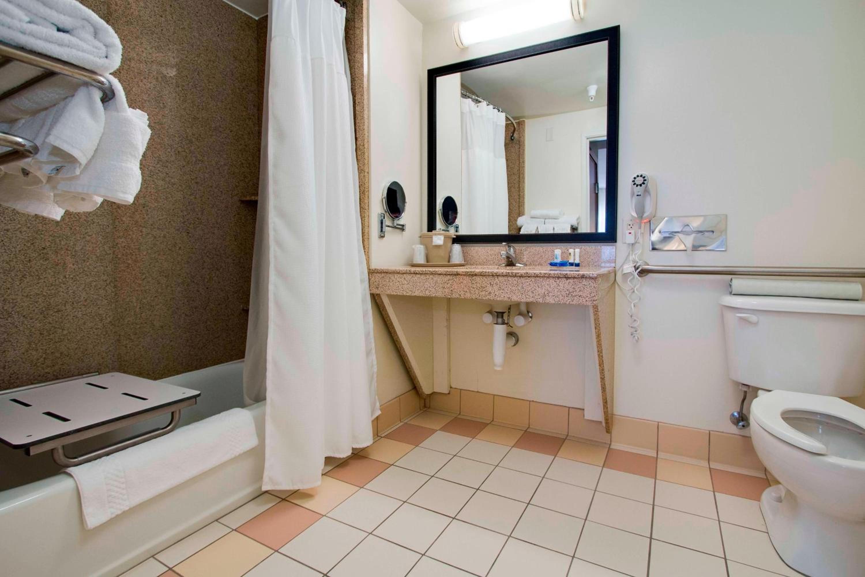 Queen Room with Two Queen Beds - Hearing Accessible - Photo 2