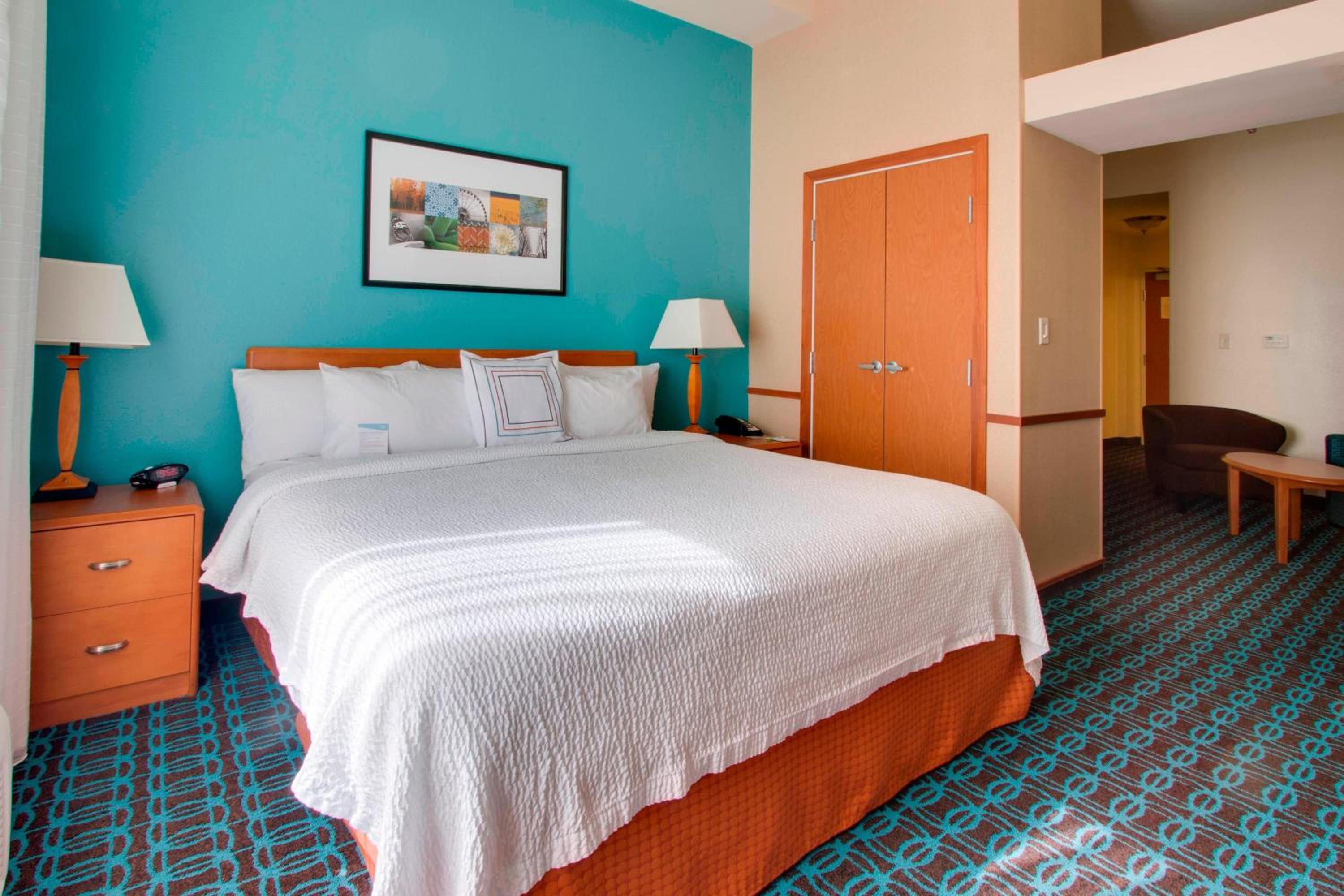 Executive King Suite with Sofa Bed and Tub - Mobility Accessible - Photo 2