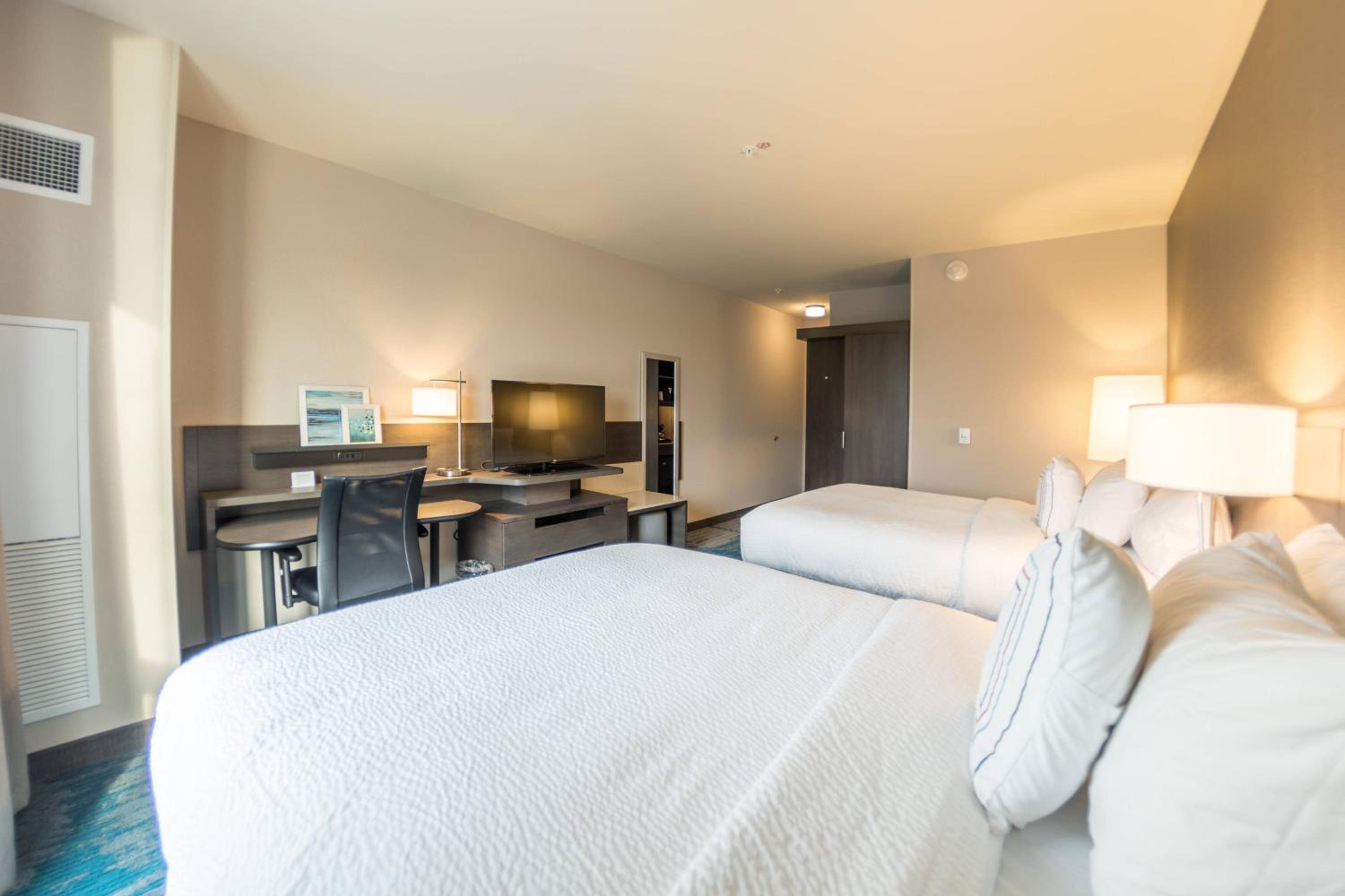 Queen Room with Two Queen Beds - Hearing Accessible