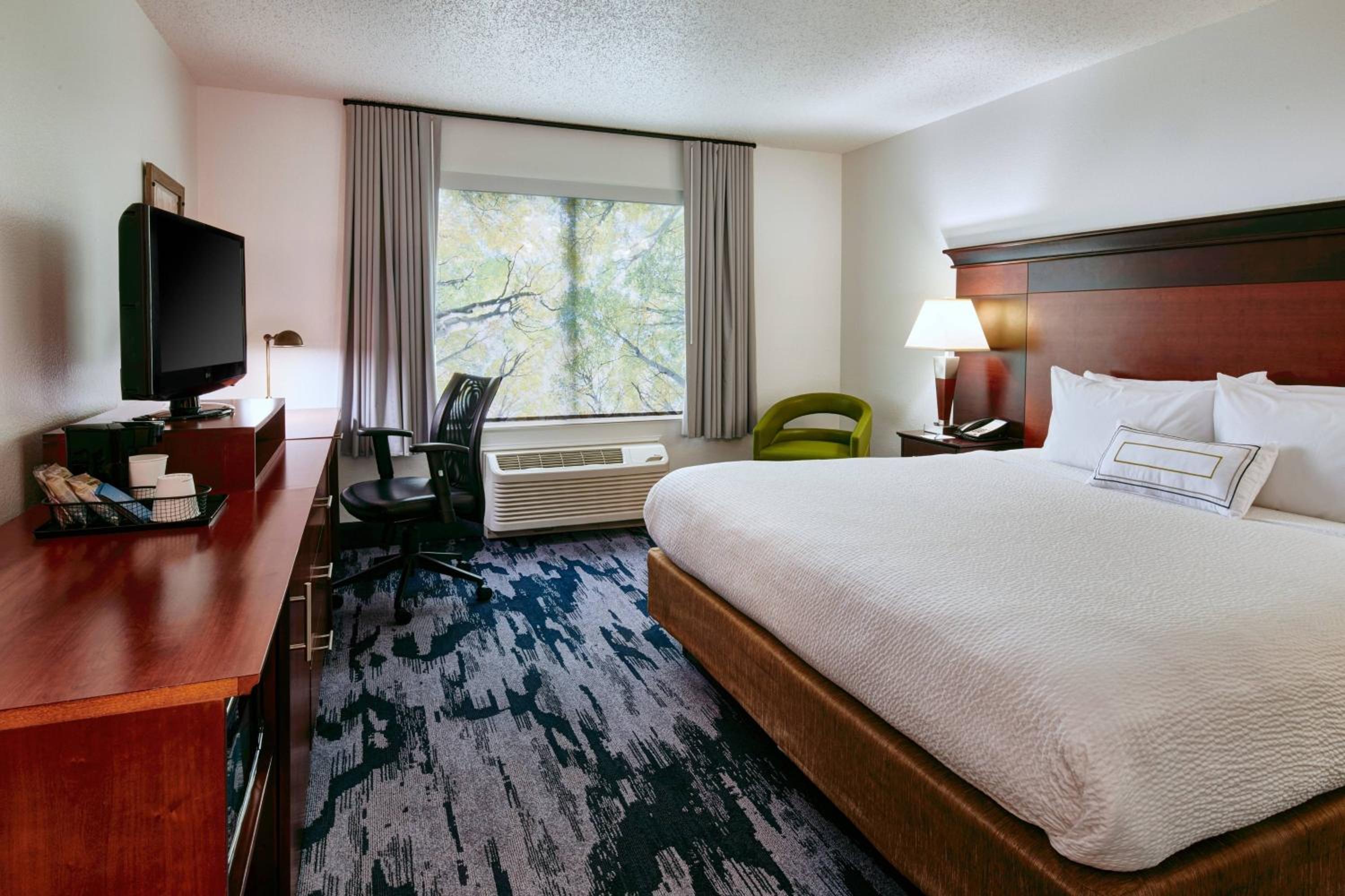 King Room with Adapted Tub - Mobility and Hearing Accessible - Photo 4