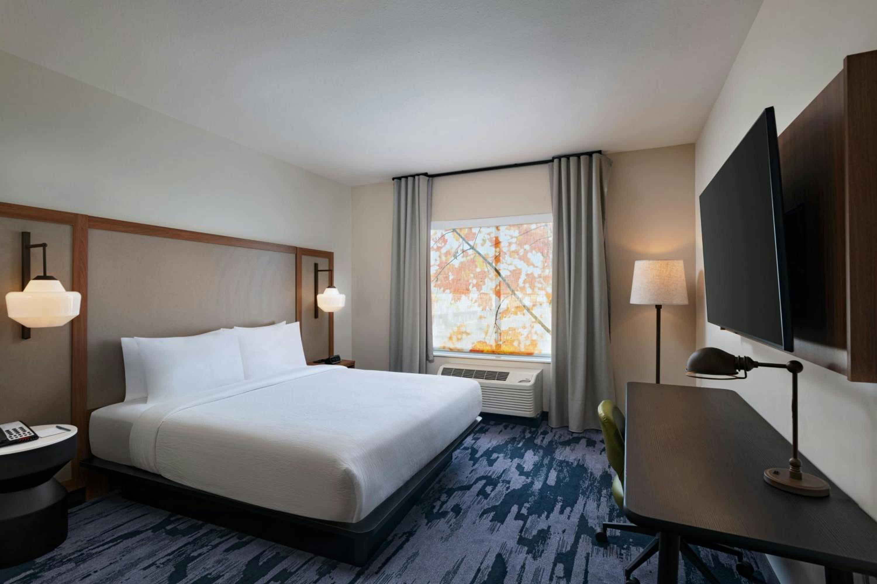 King Room with Roll-In Shower and City View - Mobility Accessible