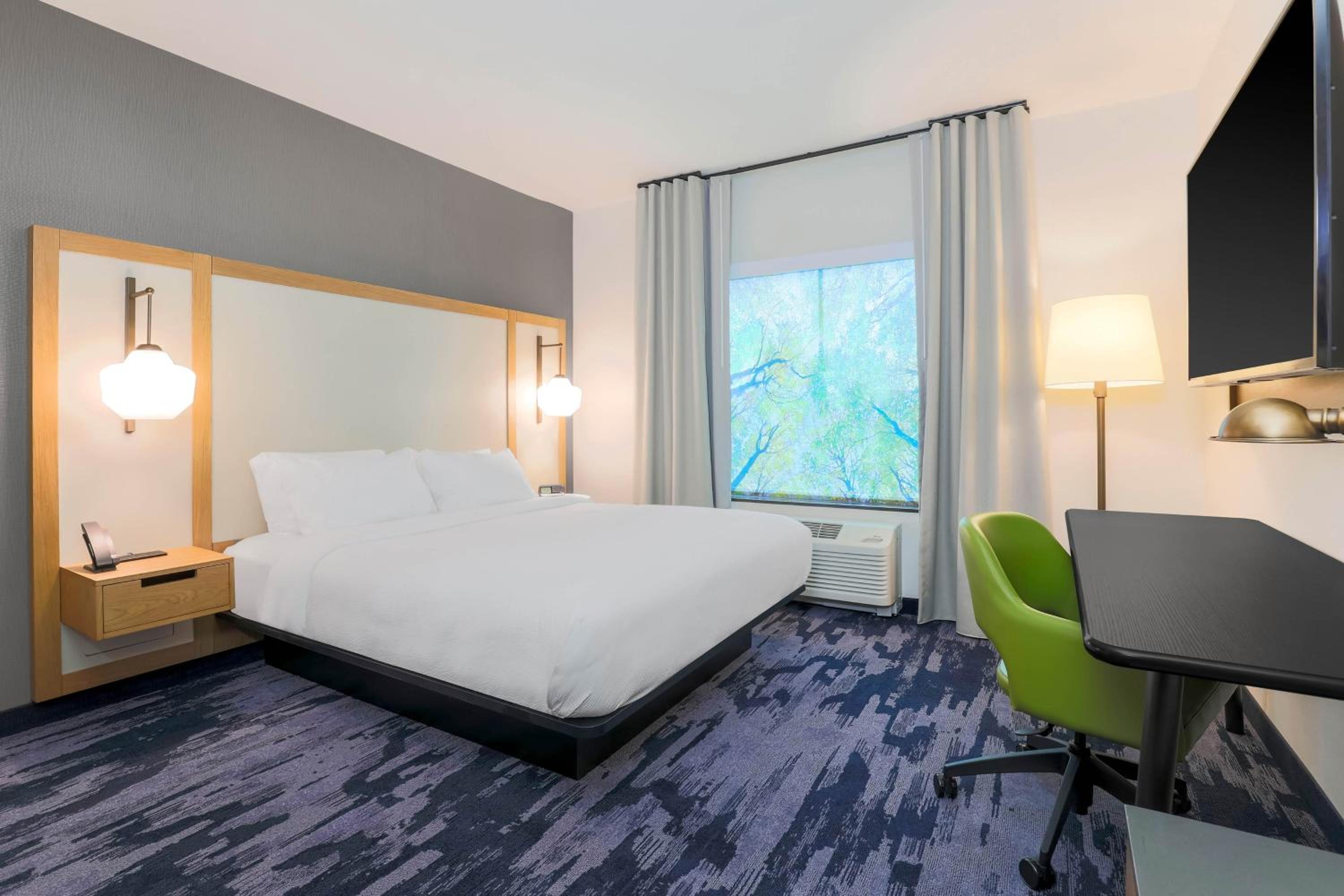 King Room with Roll-In Shower - Mobility Access/Hearing Accessible - Photo 1