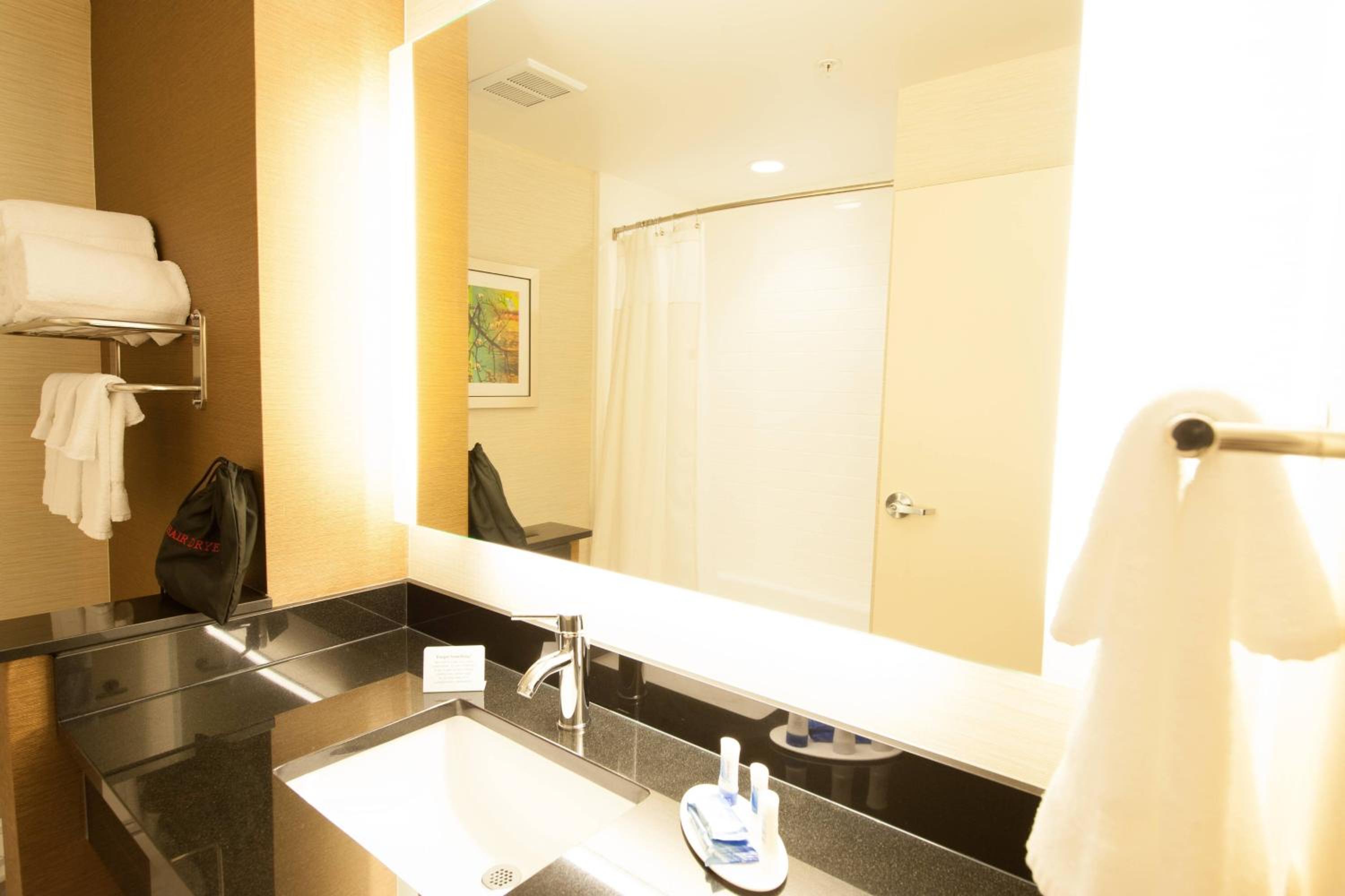King Room - Hearing Accessible photo 2