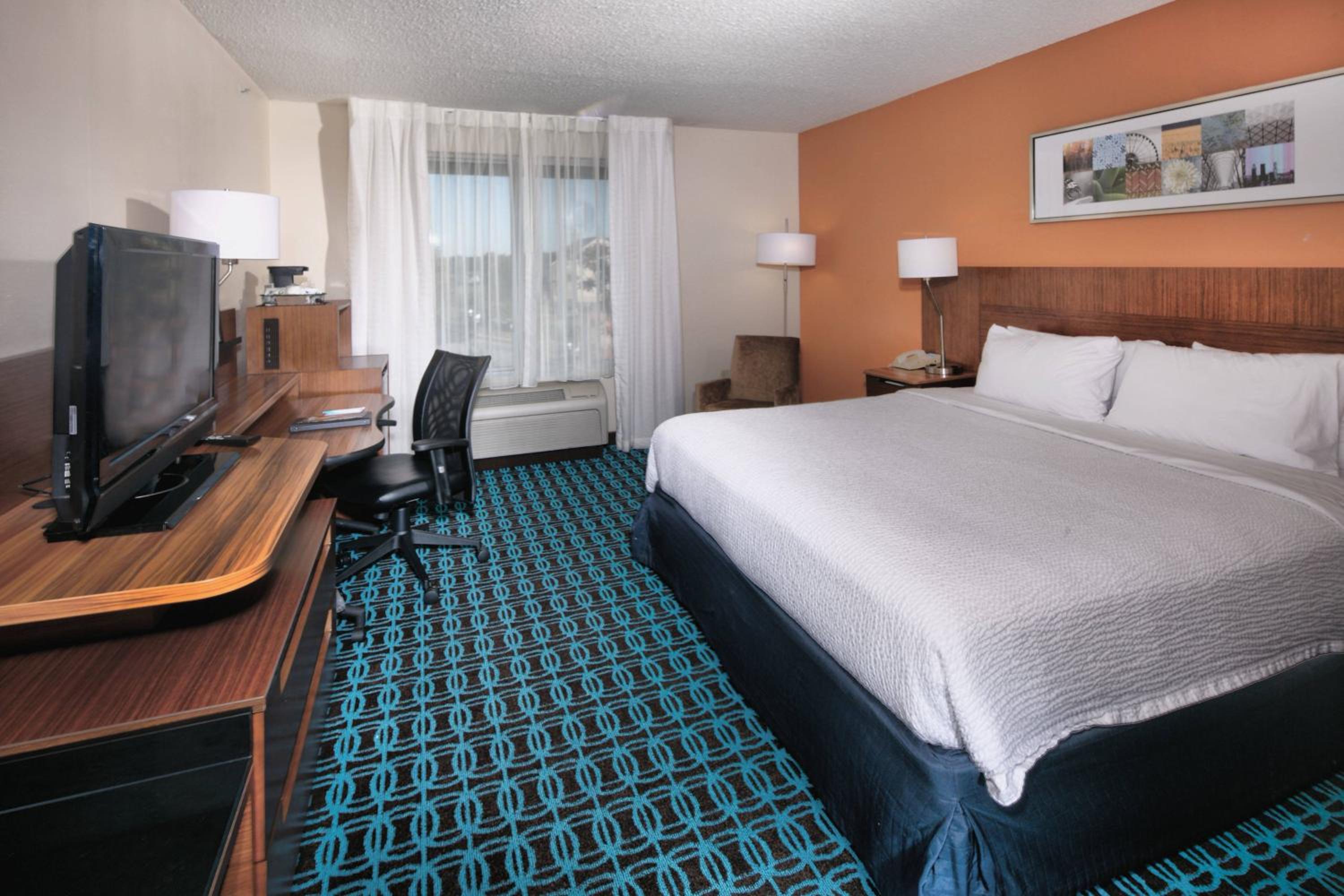 King Room with Roll-In Shower - Mobility Access/Hearing Accessible - Photo 1