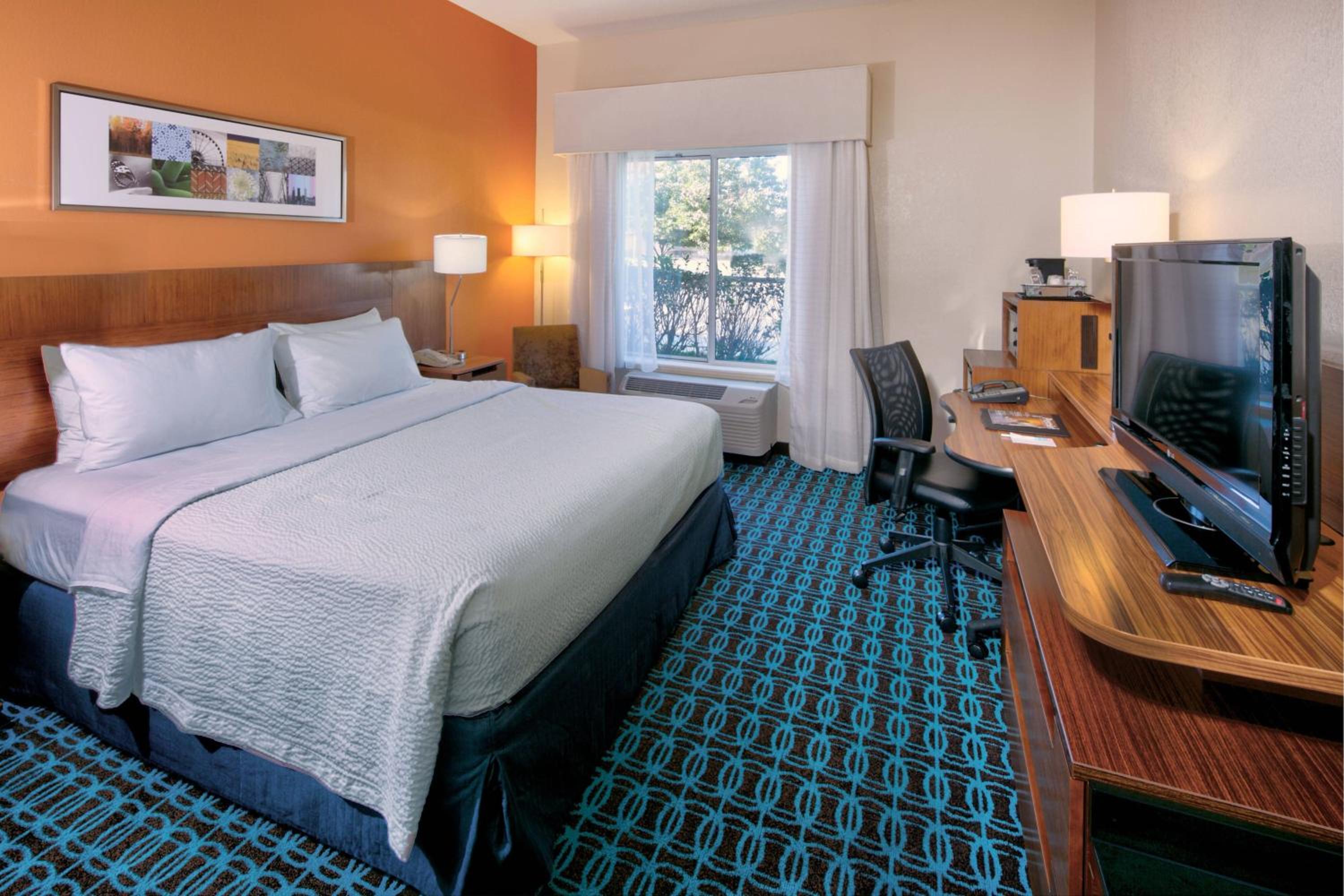King Room with Roll-In Shower - Mobility Access/Hearing Accessible - Photo 2