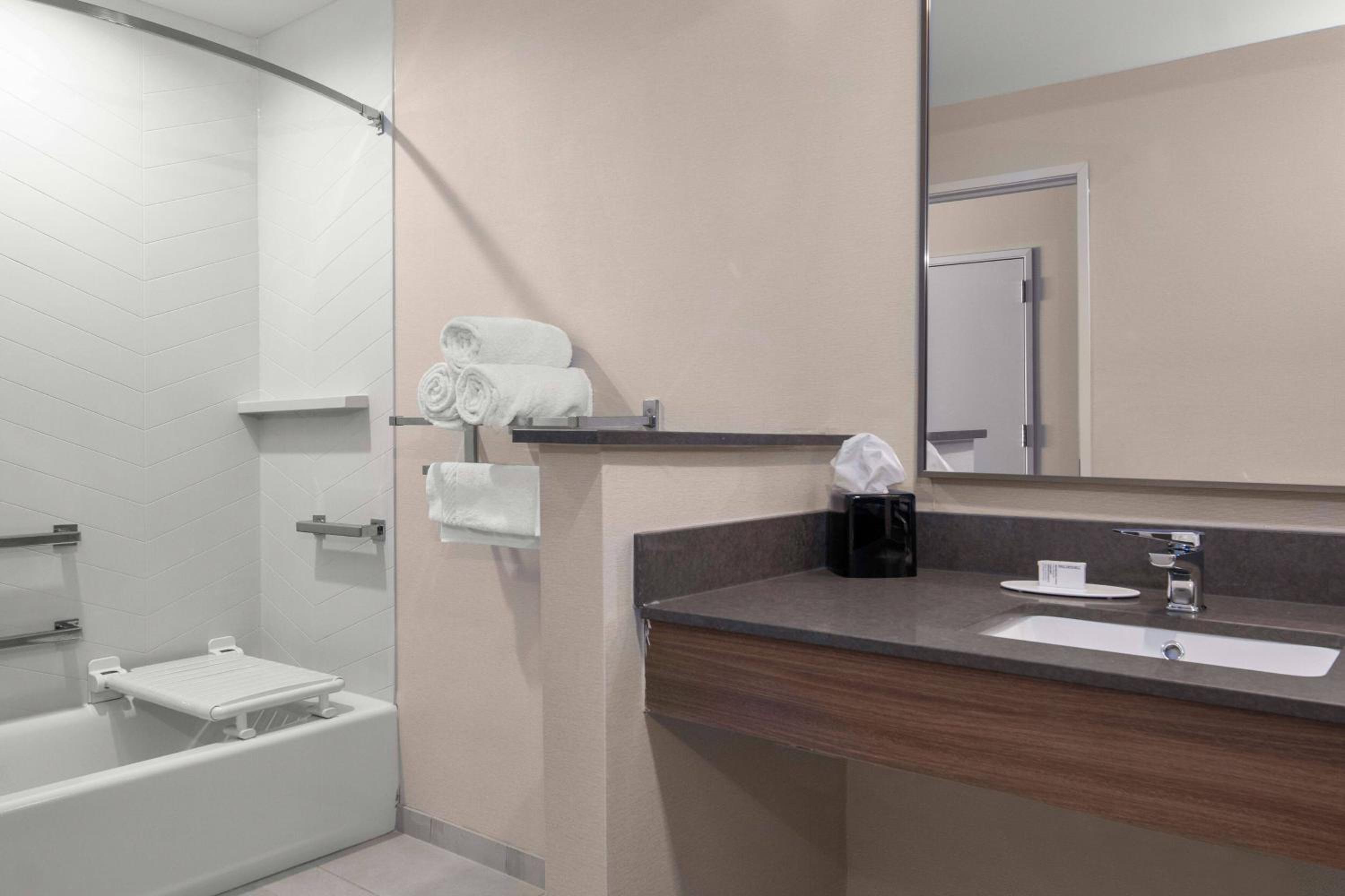 Queen Room with Two Queen Beds and Adapted Tub - Mobility and Hearing Accessible photo 3