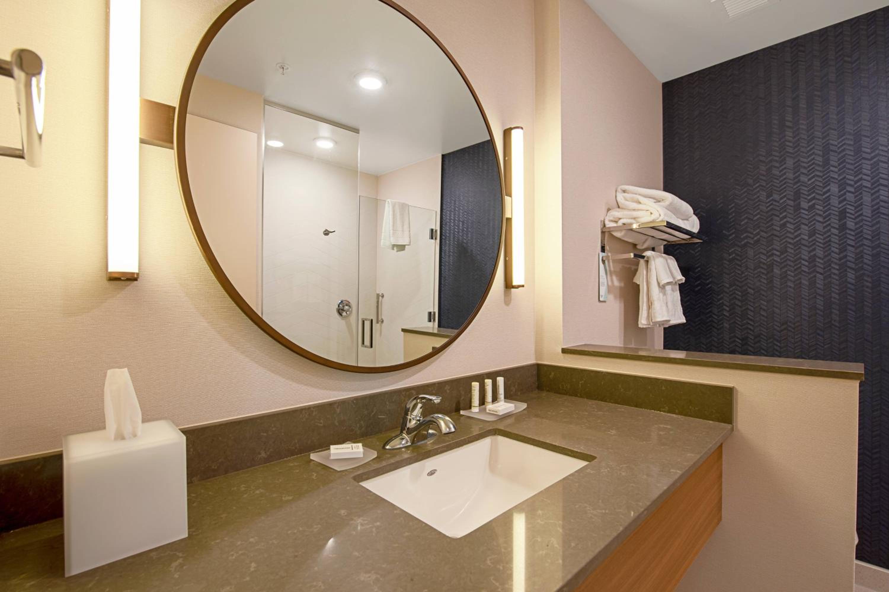 King Room with Bathtub - Mobility Access photo 3