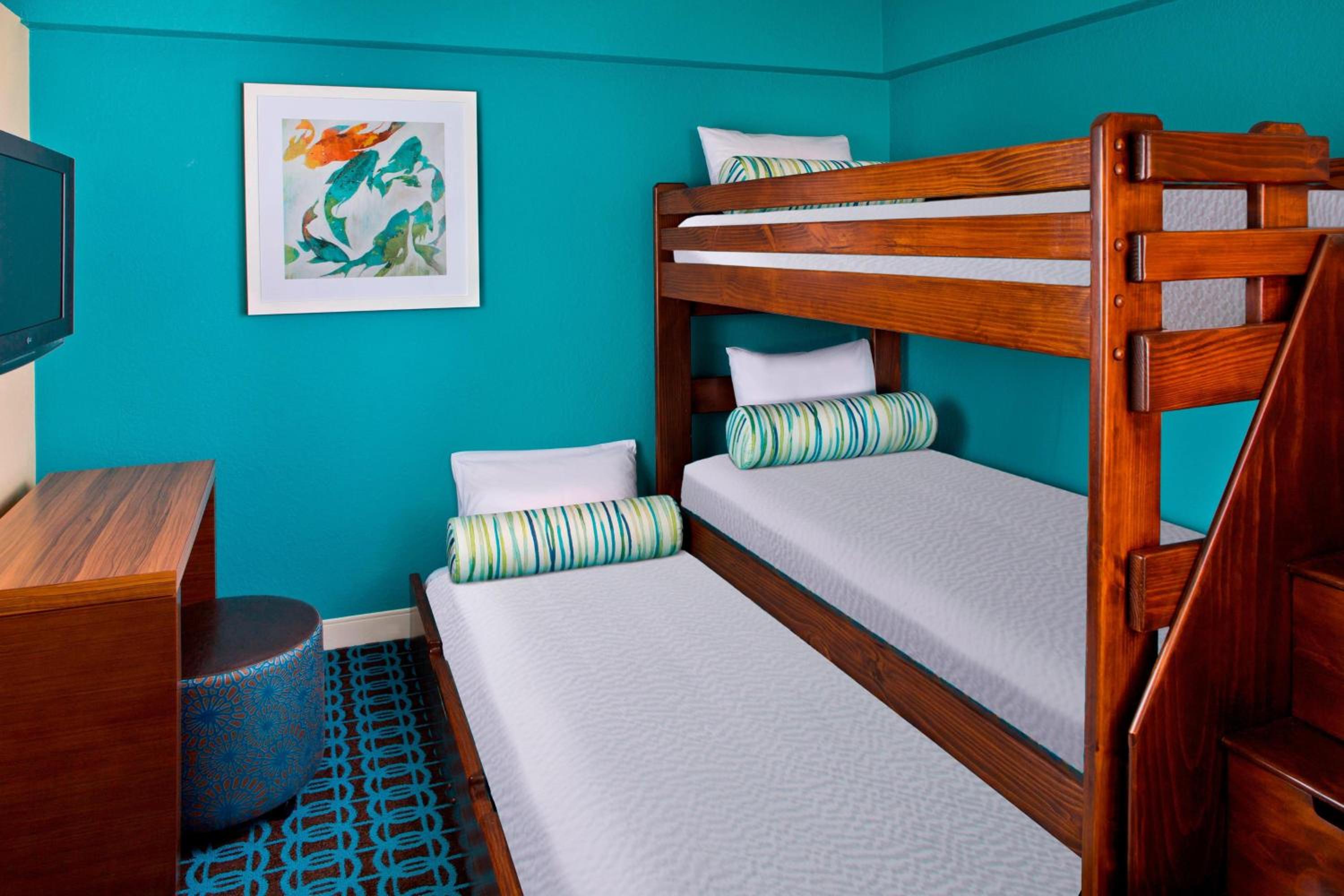 One-Bedroom Family Suite with Adapted Tub - Mobility and Hearing Accessible