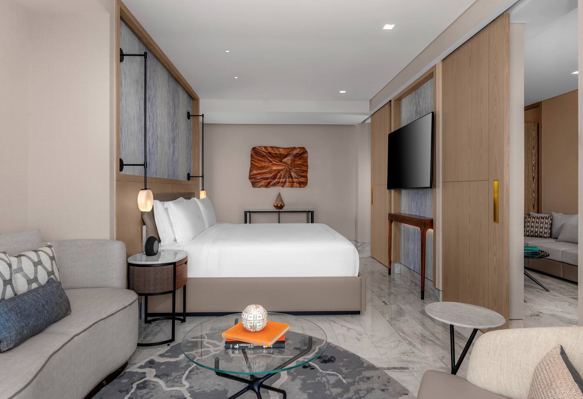 Family Connecting Suite 1 King / 2 Queens